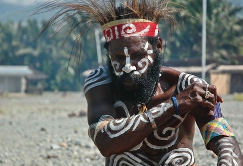 南岛人是大约在公元前3000年左右离开中国华南地区,途径台湾,菲律宾