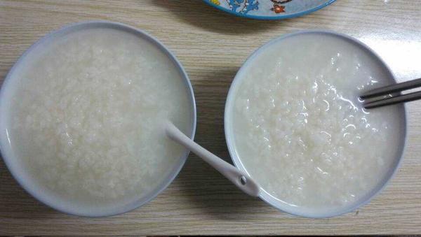 盘子里是榨菜,其实有时候想想,穷人的日子还真是那么幸福呢,清粥小菜