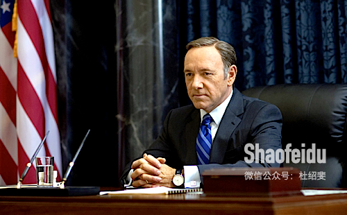 而第四季结束的画面,underwood的领子已经尖的随时能扎破胸口, 整个人