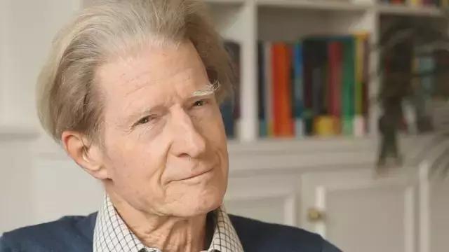 诺贝尔奖得主约翰·格登一直保持着亲自动手做实验的习惯,他相信自己