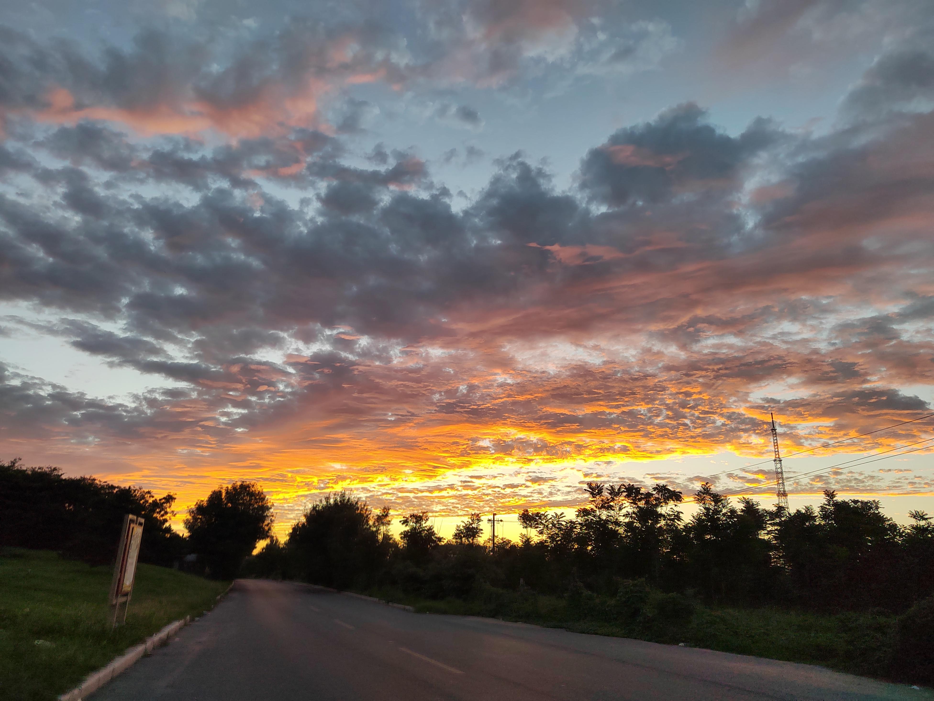 成分护肤小确幸 的想法: 太阳西陈,天空灿金 | 95 落日拍摄地:路上