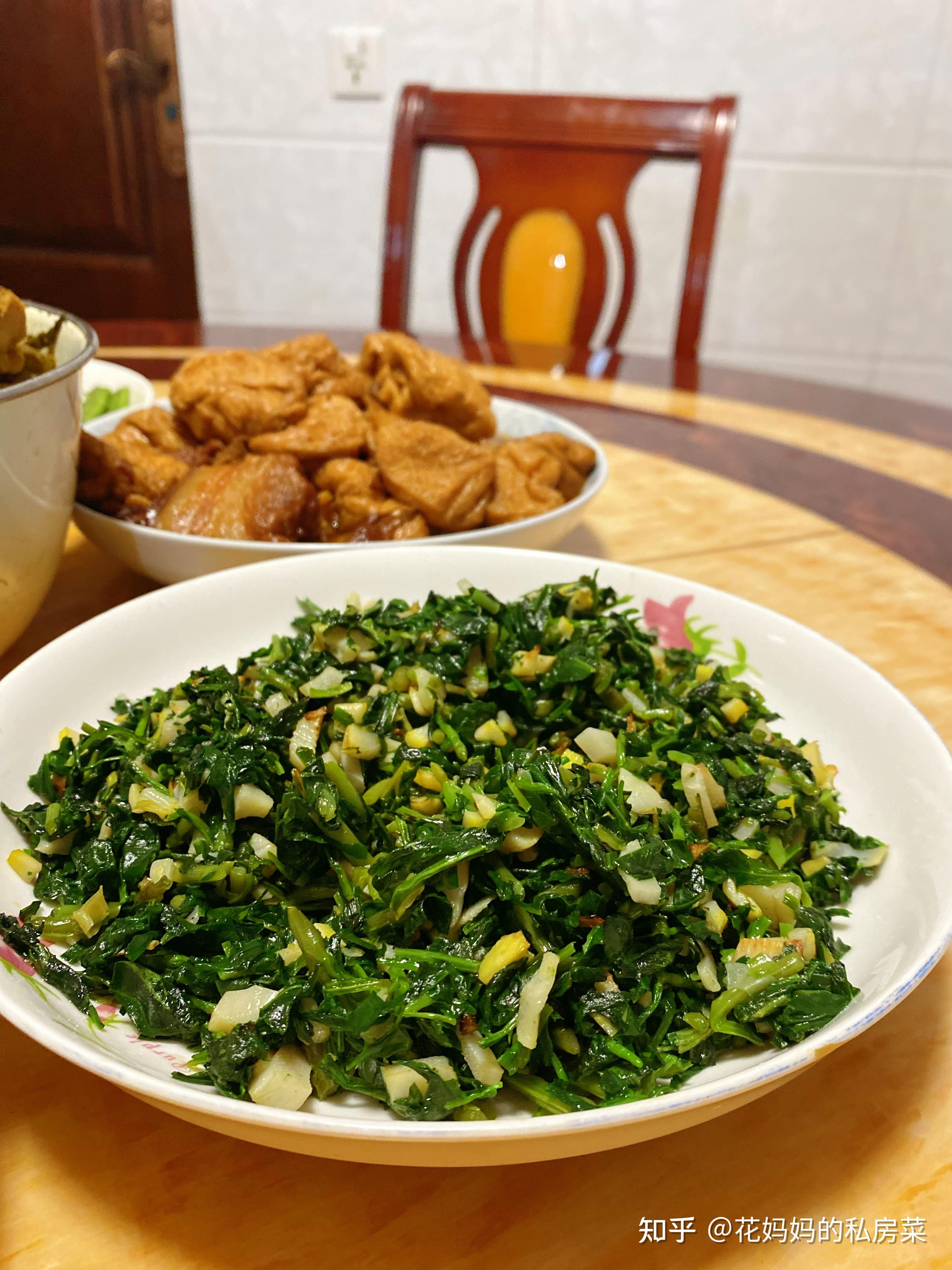 马兰头炒笋丁时鲜野菜非常爽口;青菜心一如既往的心头好;醋腌萝卜也