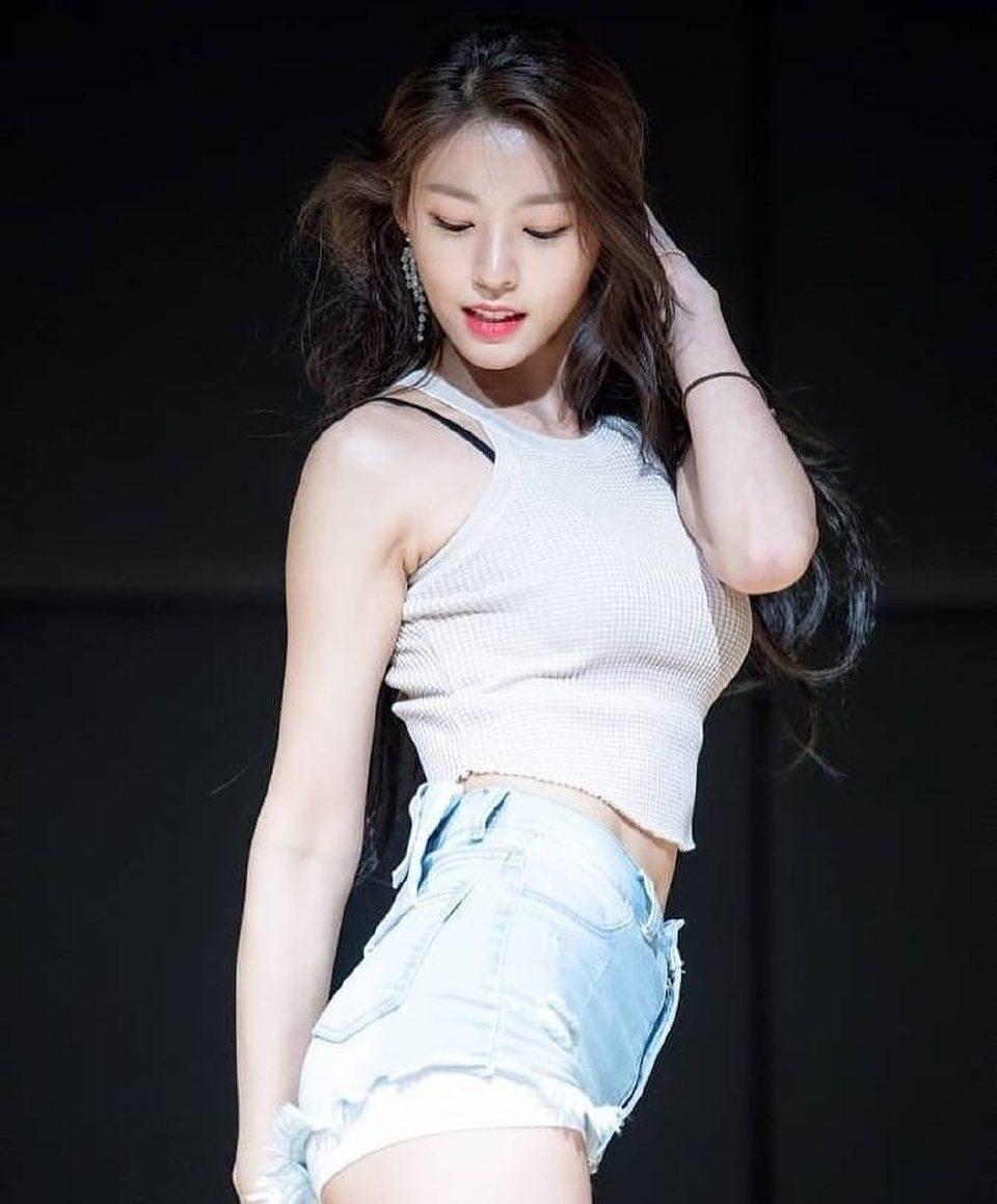 娱乐闪接触 的想法: 金雪炫着背心牛仔短裤,时尚潮流前线的天花板