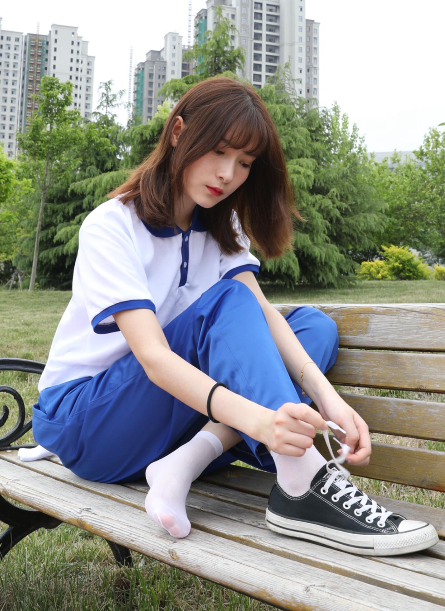 日丝夜想小脚丫 的想法: 美女穿初中生校服搭配帆布鞋和短款白丝