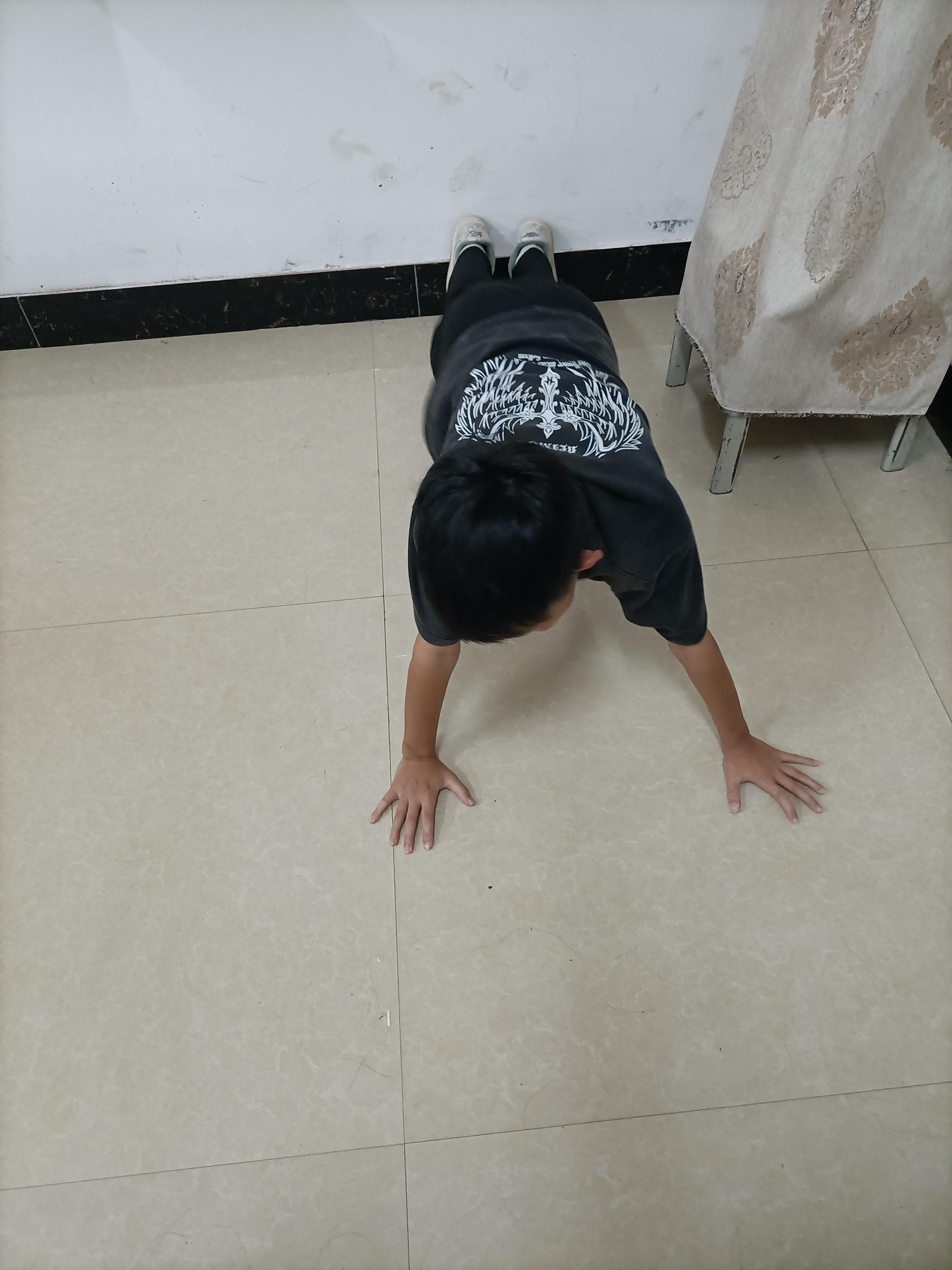 调皮学生晚自习被罚做100个俯卧撑今晚两节晚自习由于这学期我的课程
