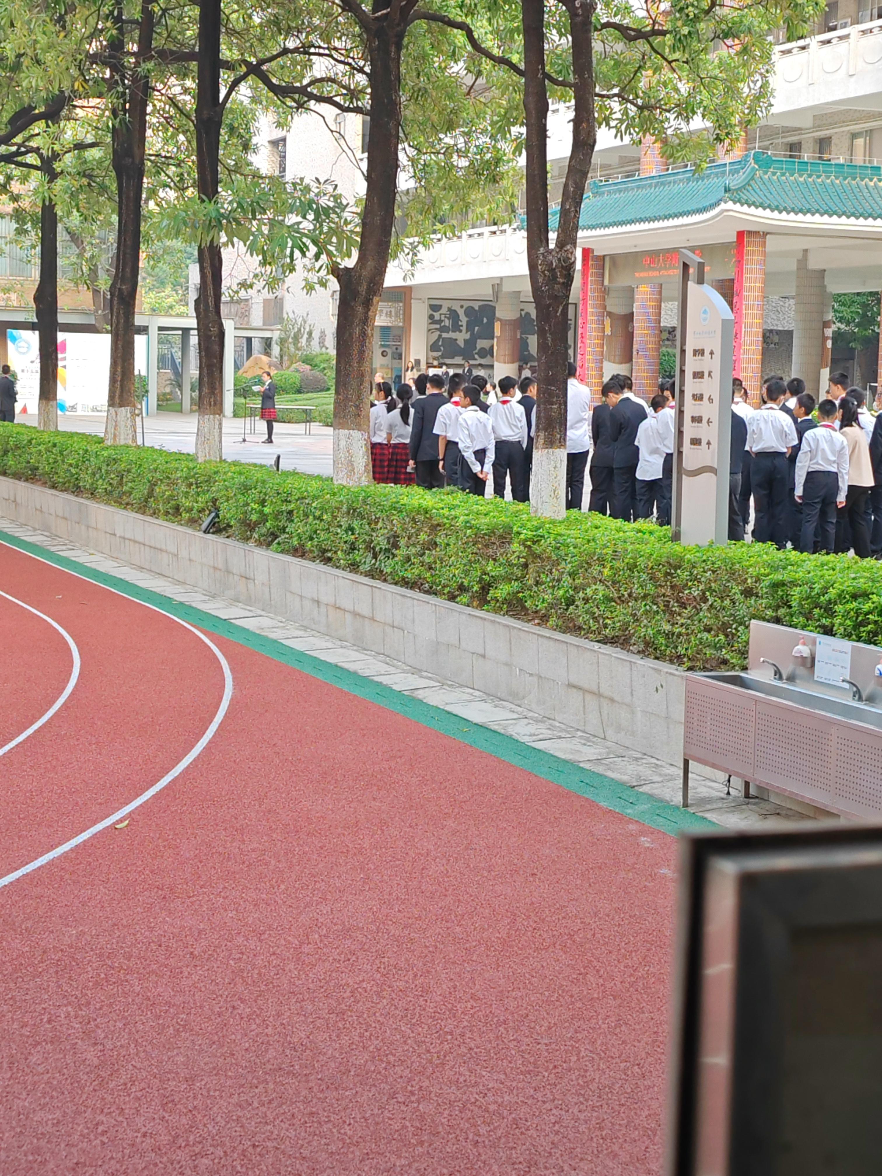 中大附中周一仪式今早经过附中突然发现孩子们换了校服不是运动服了