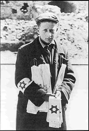 纳粹占领的波兰:新法令命令克拉科夫的所有犹太人佩戴标有蓝色大卫