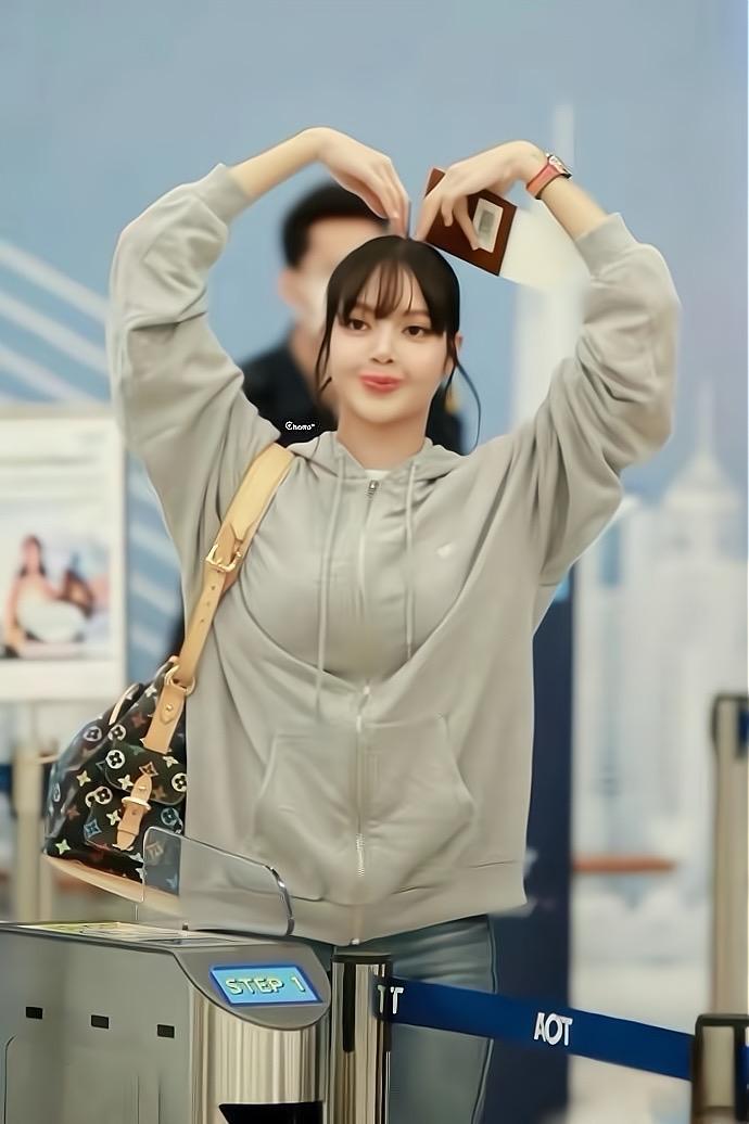 这还是我们认识的那个lisa吗lisa机场新造型惊呆网友原来女神也有原形