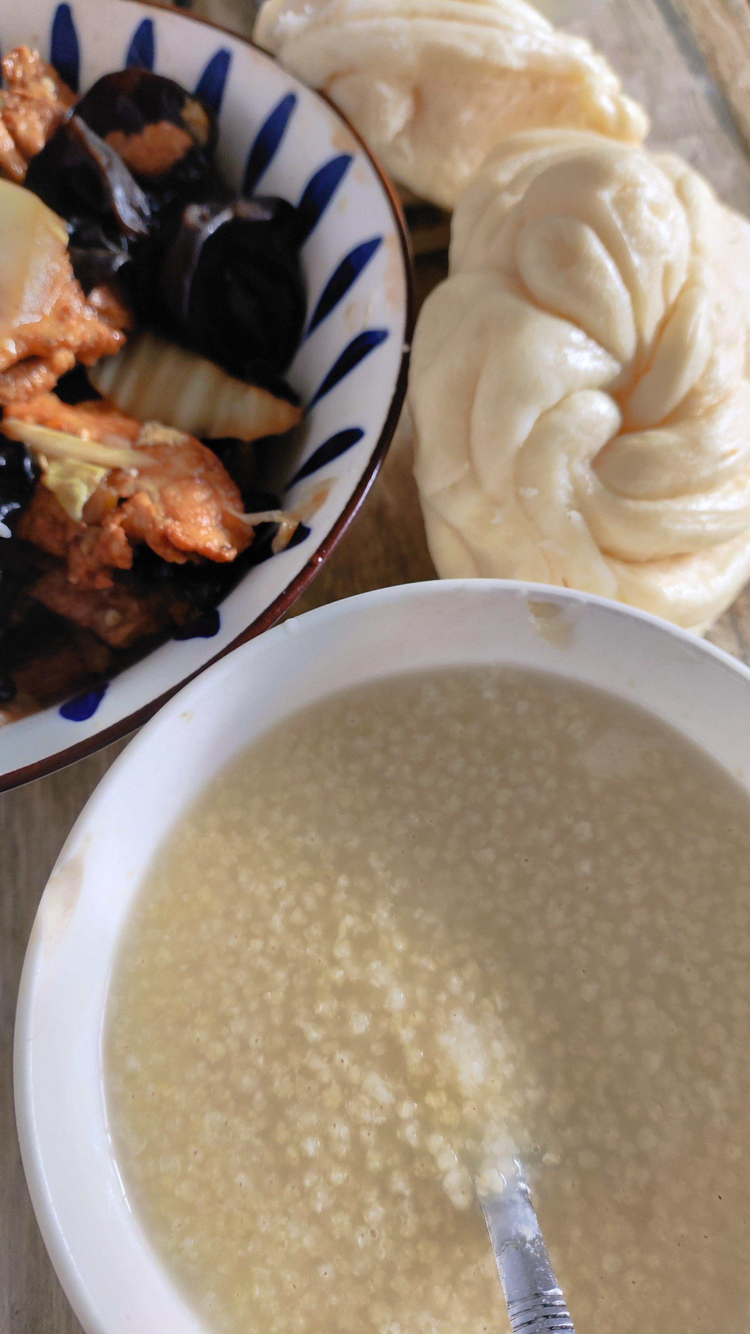 行不更 的想法: 花卷,肉片木耳和小米粥