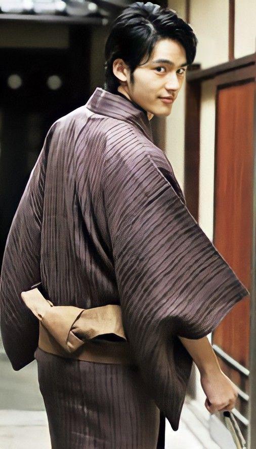 日本男生喜欢穿和服他们觉得和服能突显仪式感在祭典