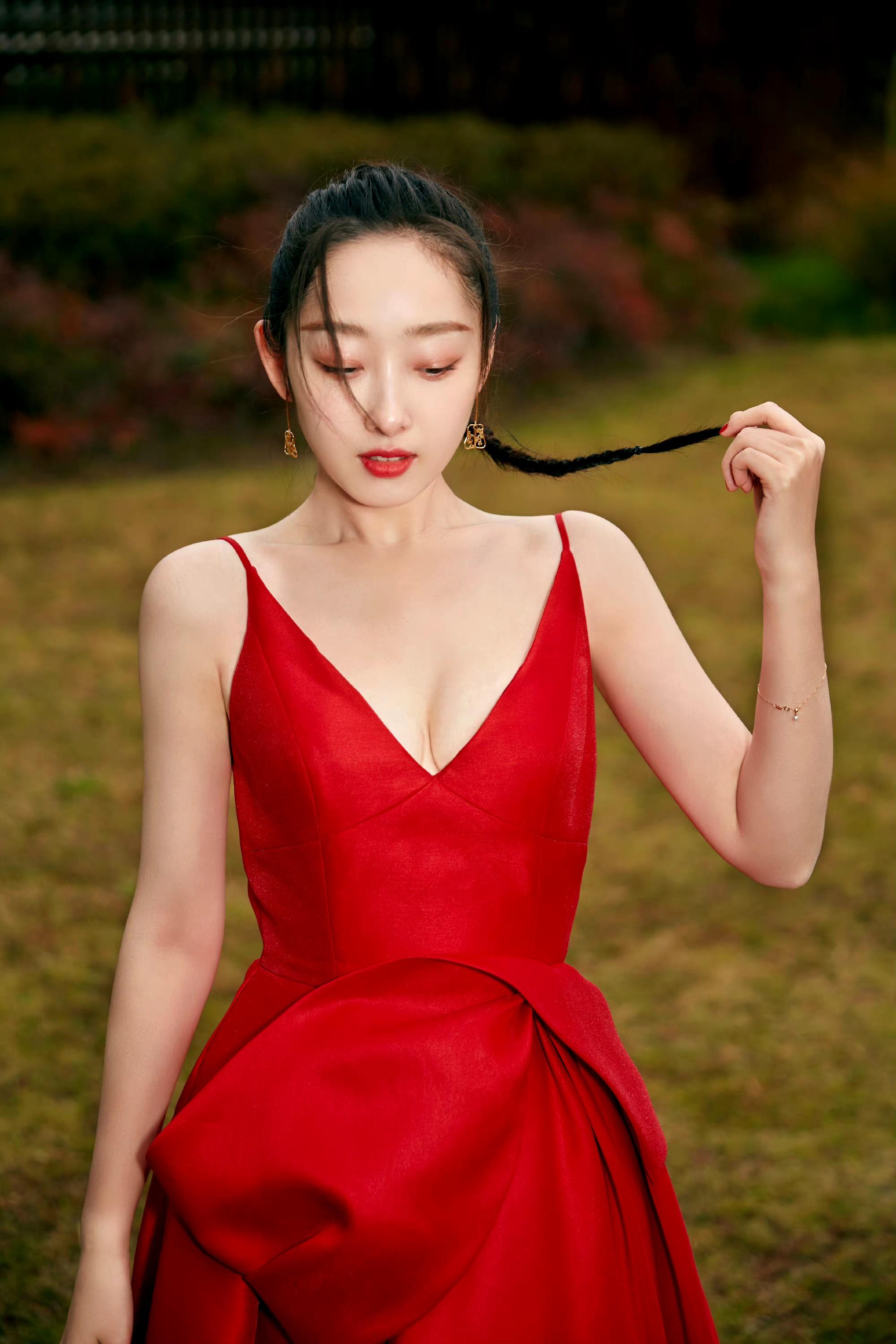 身高166cm,体重45kg,毕业于北京舞蹈学院芭蕾舞专业,中国内地女演员