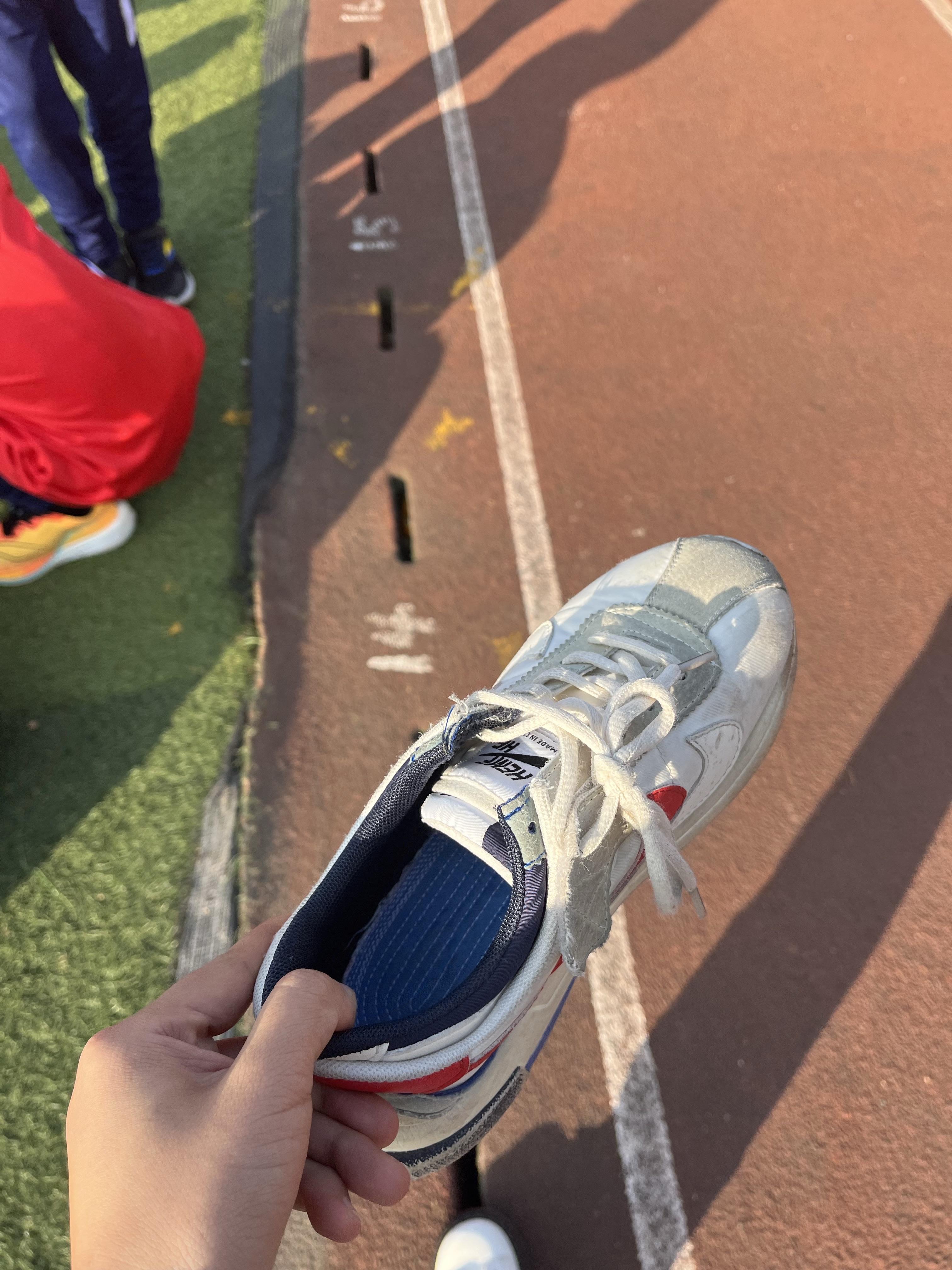 朱事胜意 的想法: 我们小刘在秋季运动会上鞋子又掉了,我揽着她向前走