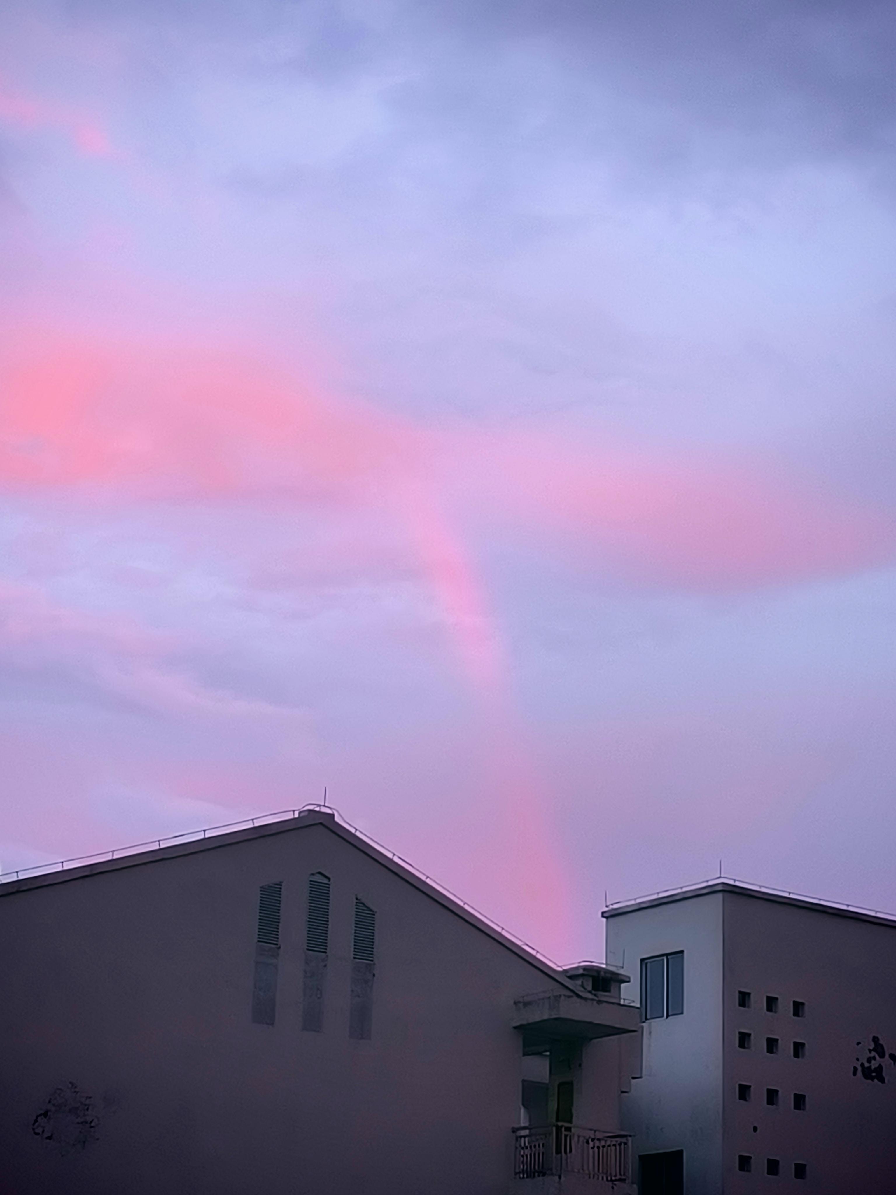 粉紫色的云霞在天空肆意晕染,如梦幻水彩画,一抹