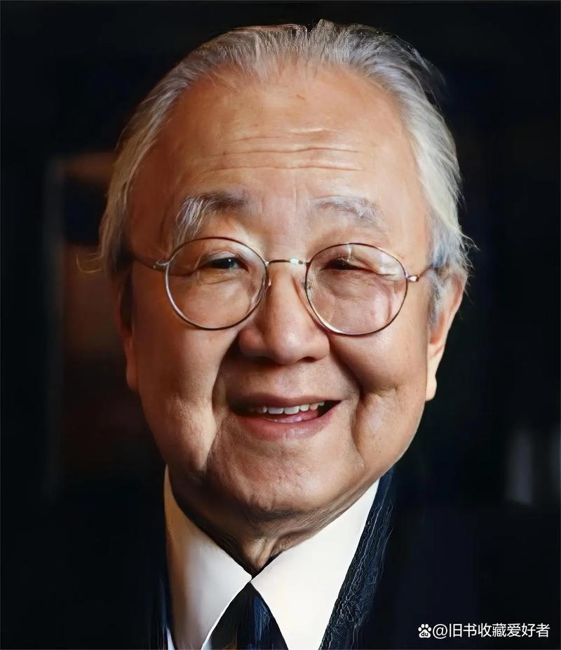 启功是满族人,属正蓝旗,是雍正皇帝的第九代孙,和亲王爱新觉罗