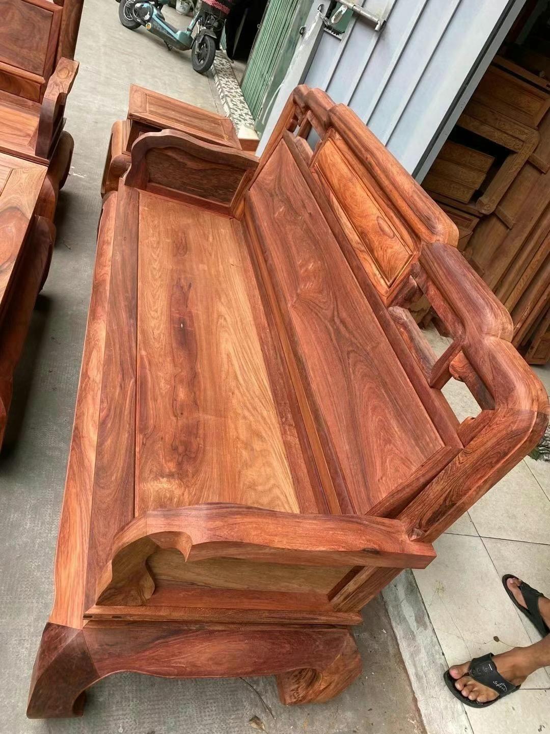 涛子record 的想法: 这款沙发叫做越柬紫檀黑红料弯扶手国色天香沙发6