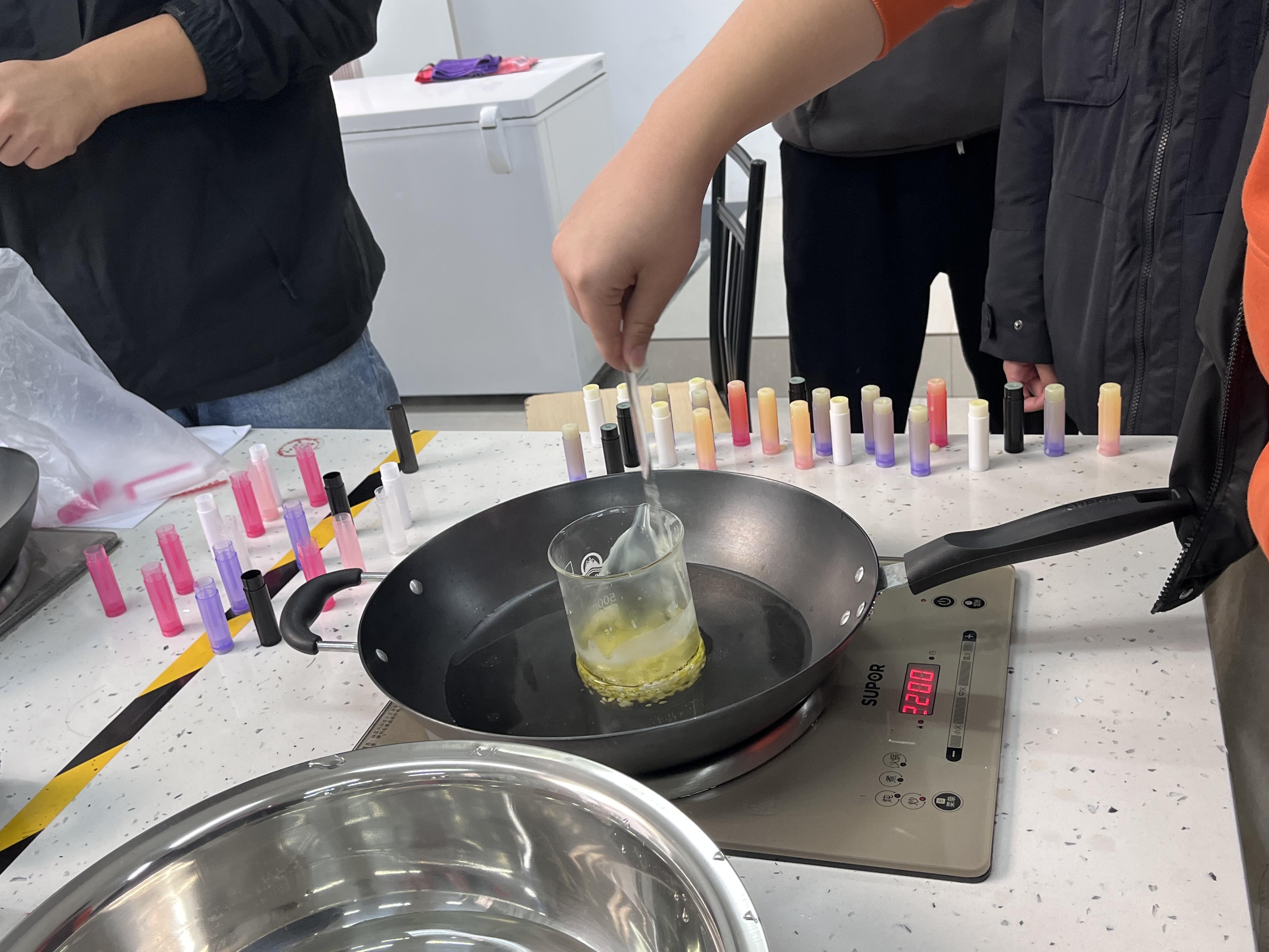 做唇膏(做唇膏需要什么材料)