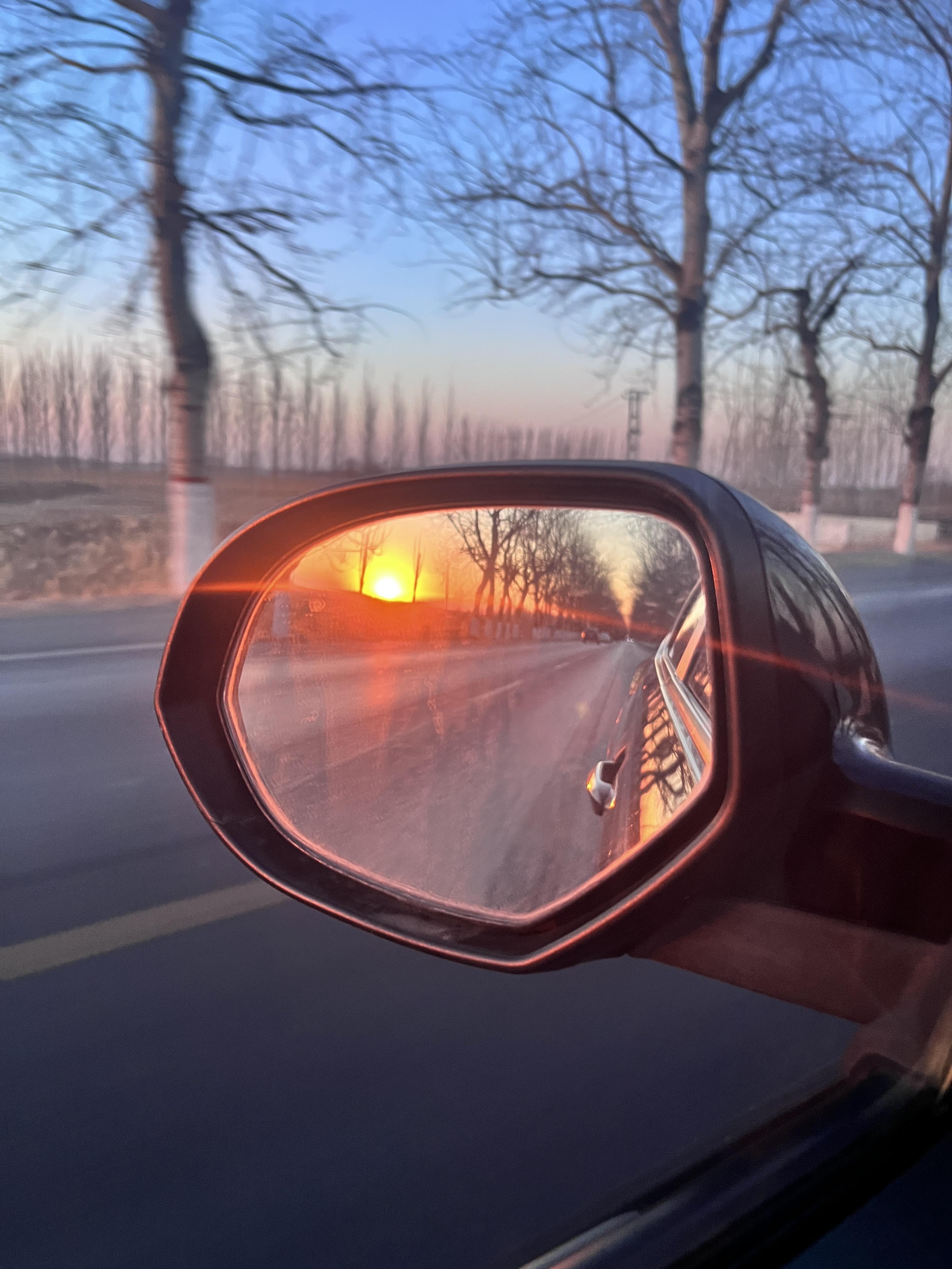 心有雨季 的想法: 反光镜里的夕阳西下