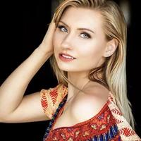 欧优鉴 的想法: 欧美娱乐圈女星Emma Sirus | Emma Sirus，1999年出生，如今正以她独有的暗黑风格在演艺界绽放光彩。24