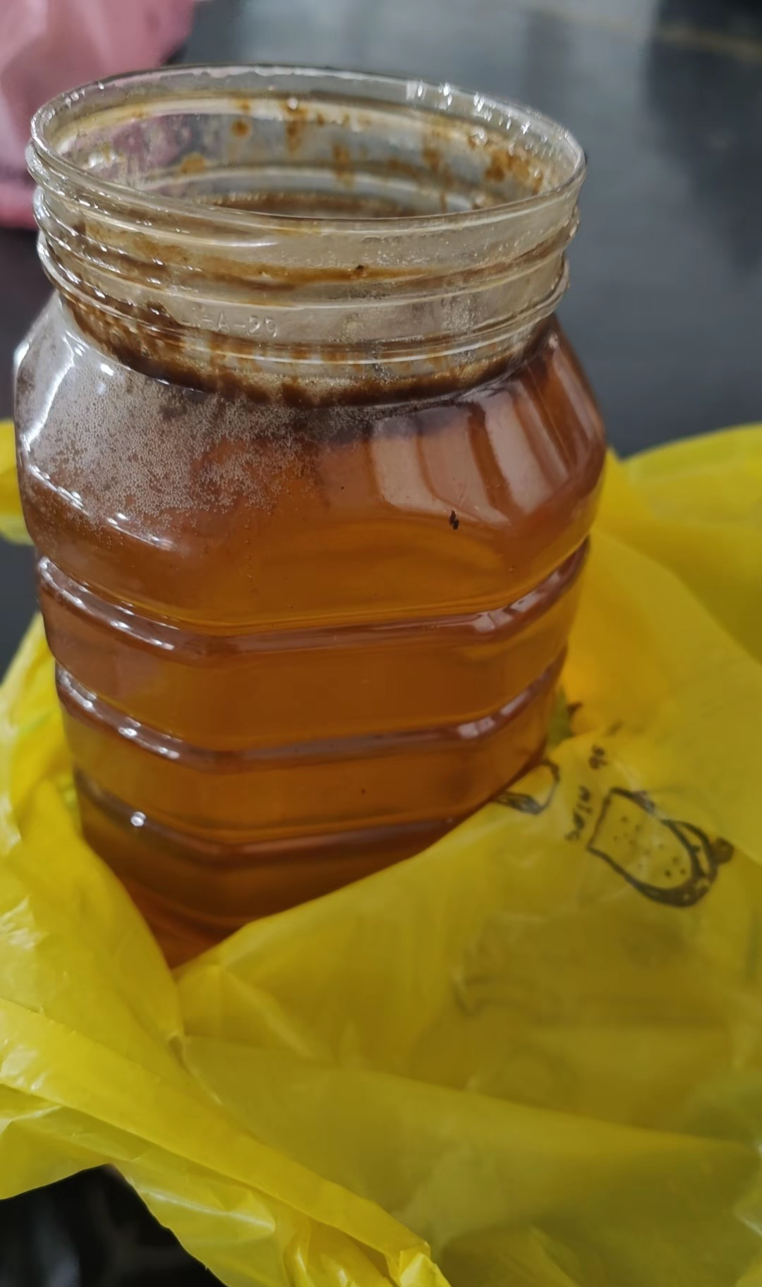蜂蜜放时间长了有酒味是什么原因(蜂蜜放时间长了有酒味是什么原因造成的)