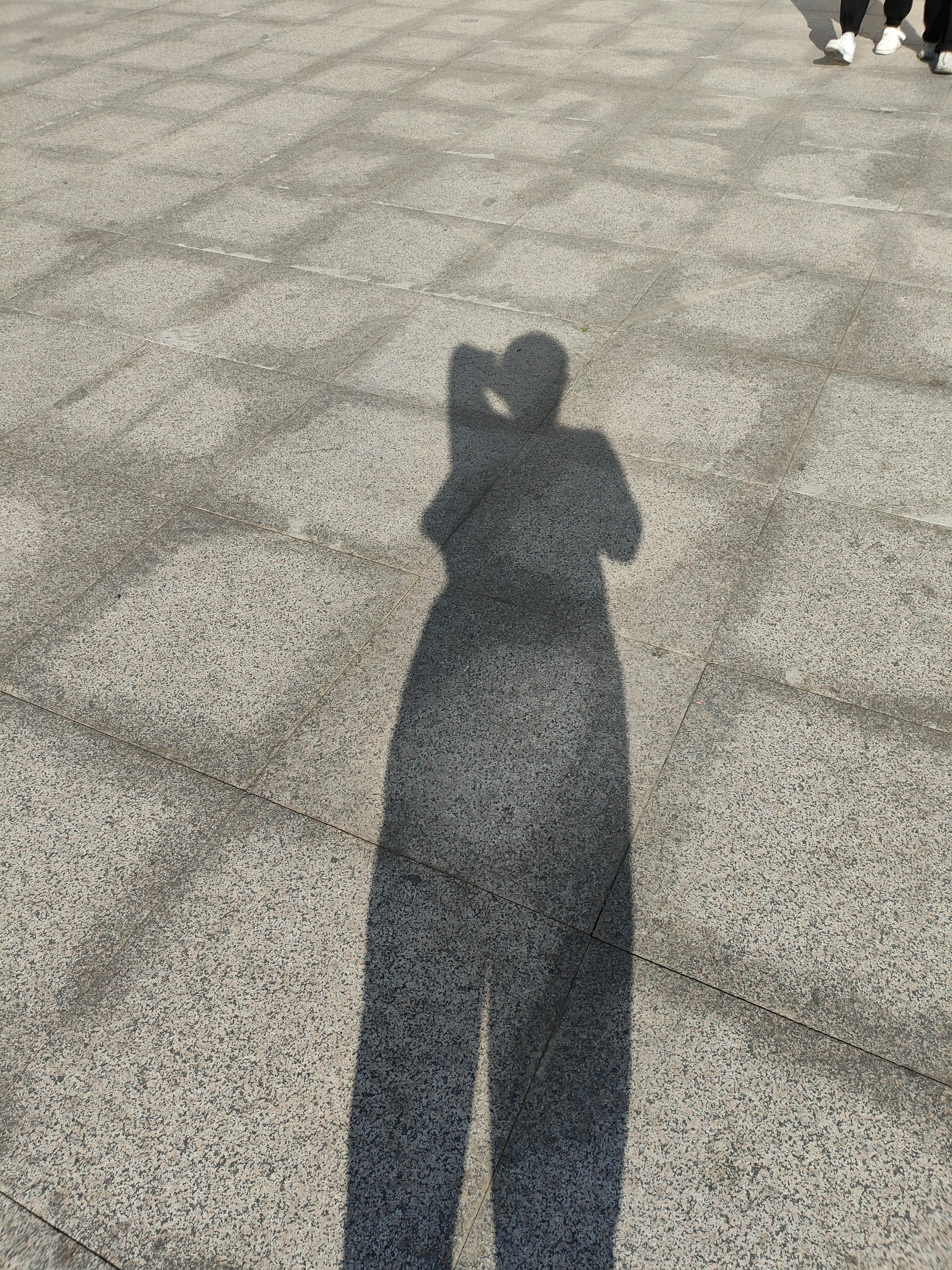 momo 的想法: 影子 | 中午12时半的太阳像个火球,炙烤着光秃秃的操场.