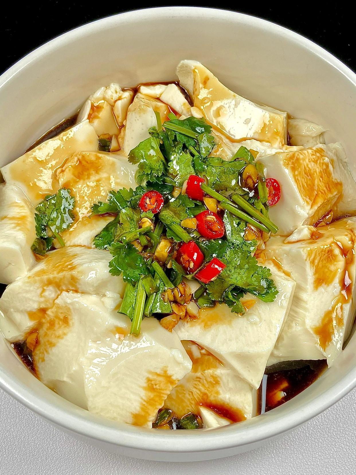 滑嫩的豆腐淋上调制的灵魂酱汁,酸辣入味巨巨好吃!快安排试