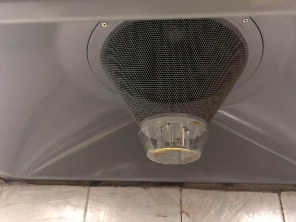 抽油烟机上的油盒不易清理,可以在清洁的油盒上加些水,让油珠浮在