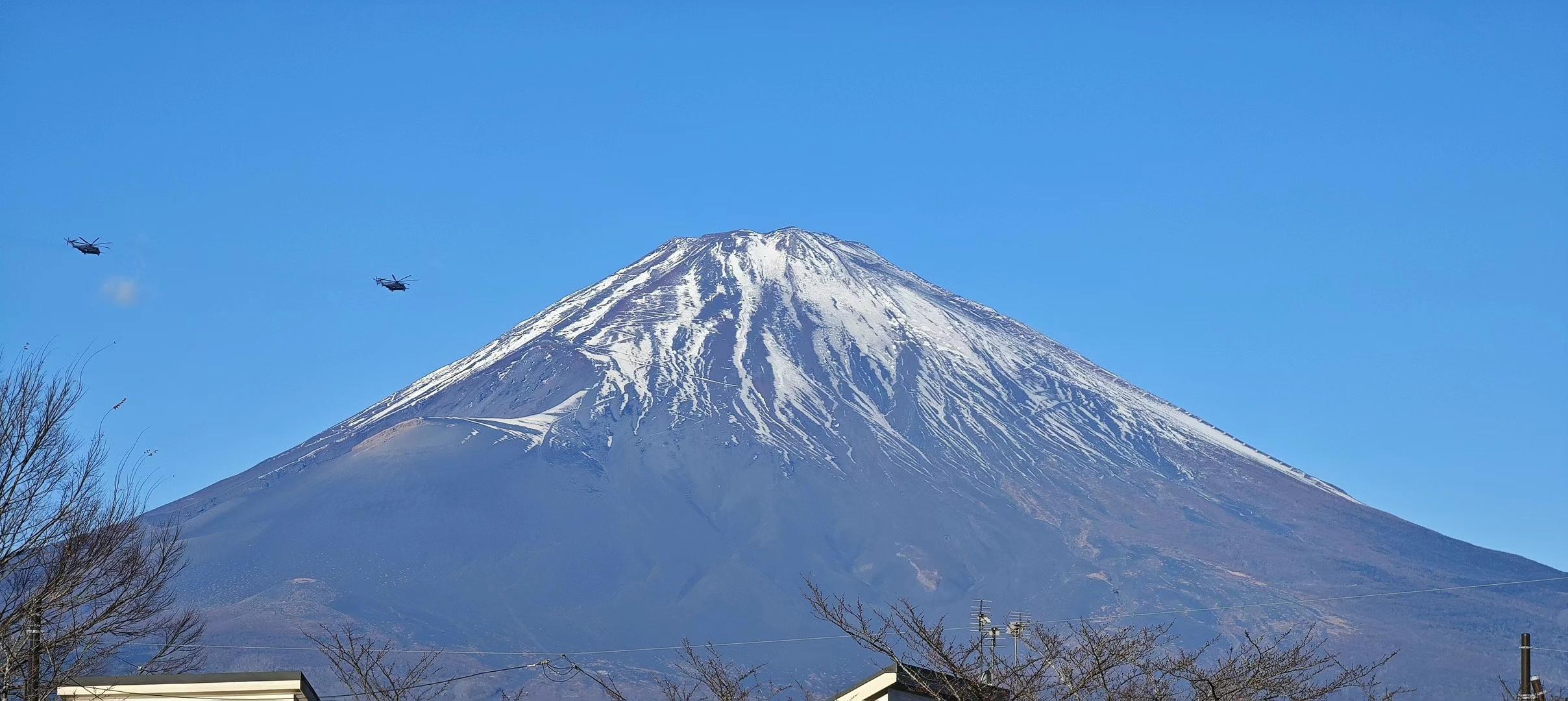 2023年11月底的日本富士山风光海拔3776米的富士山位于山梨县和静冈县