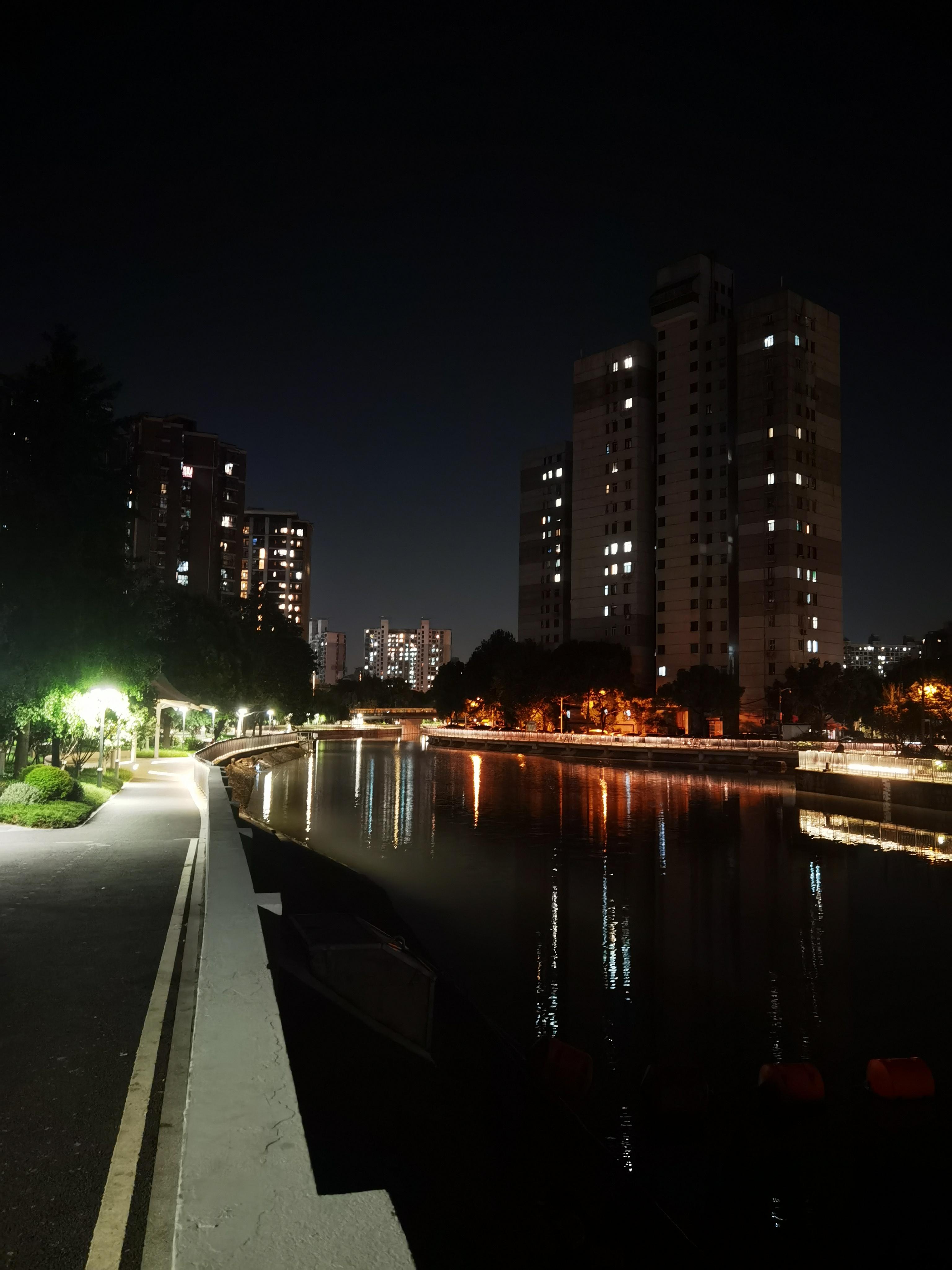 秦川大叔 的想法: 深秋之"夏夜" | 92 拍摄装备:华为p40 br>99