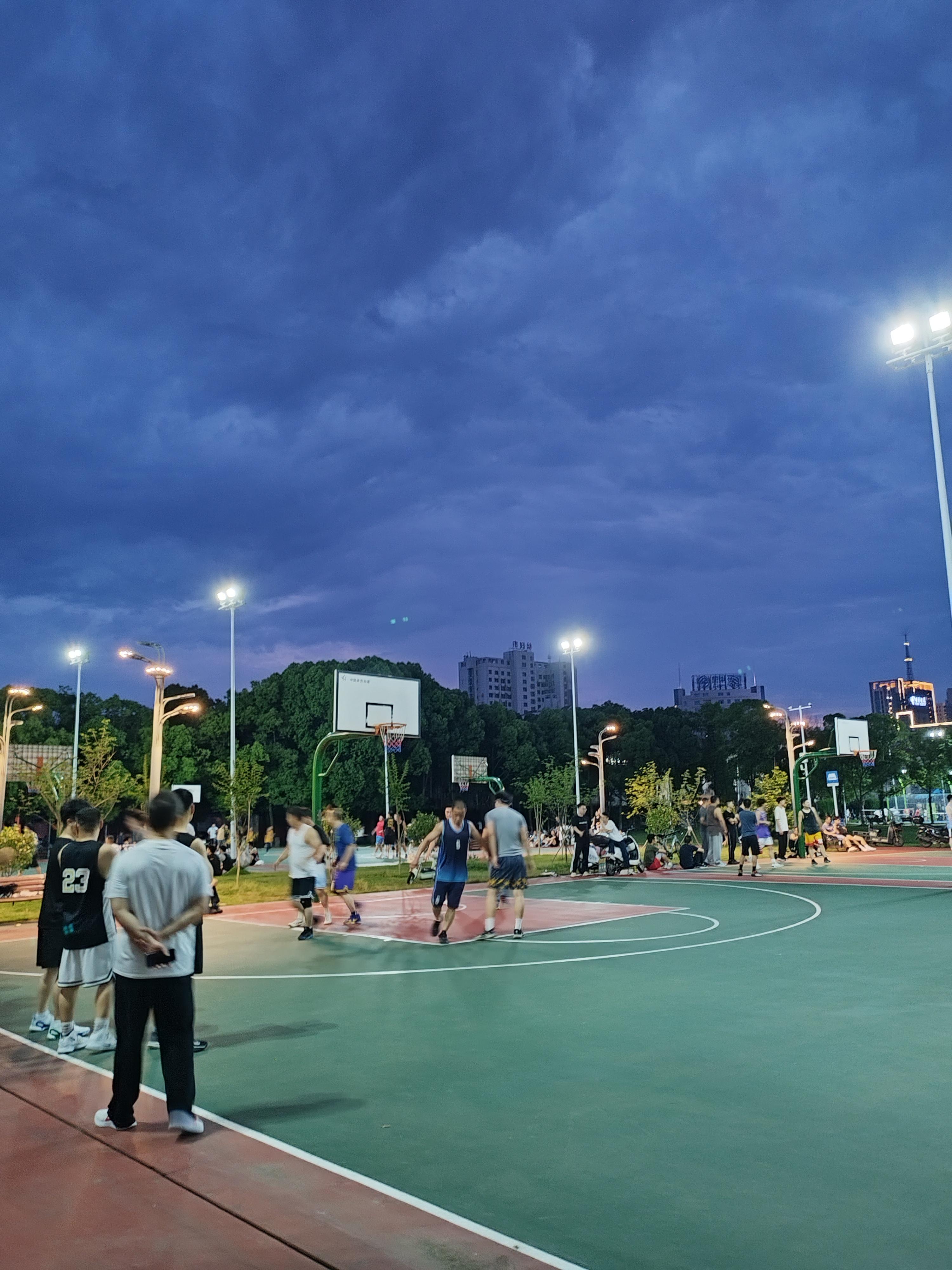 直到偶然路过运动场,才发现篮球场挤满