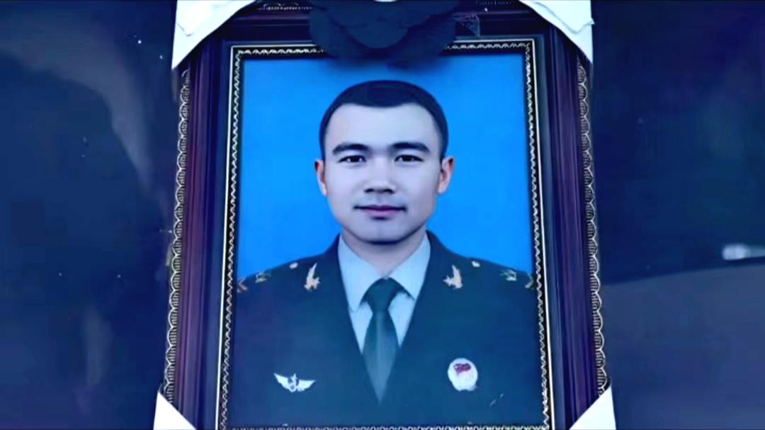 温涛烈士在中印边境执行任务中光荣牺牲温涛烈士三岁的儿子到陵园祭拜