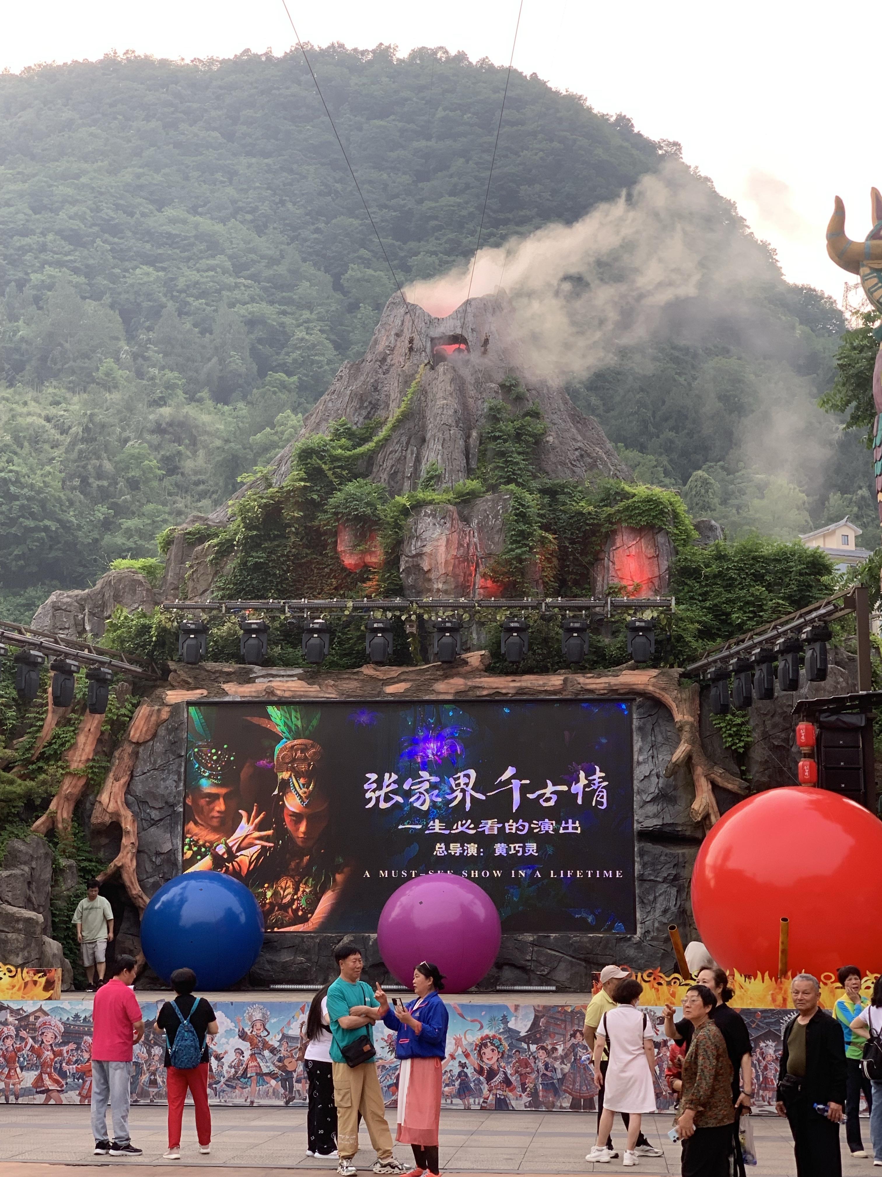 张家界千古情位于张家界武陵源区,是宋城演艺打造的大型真人歌舞剧