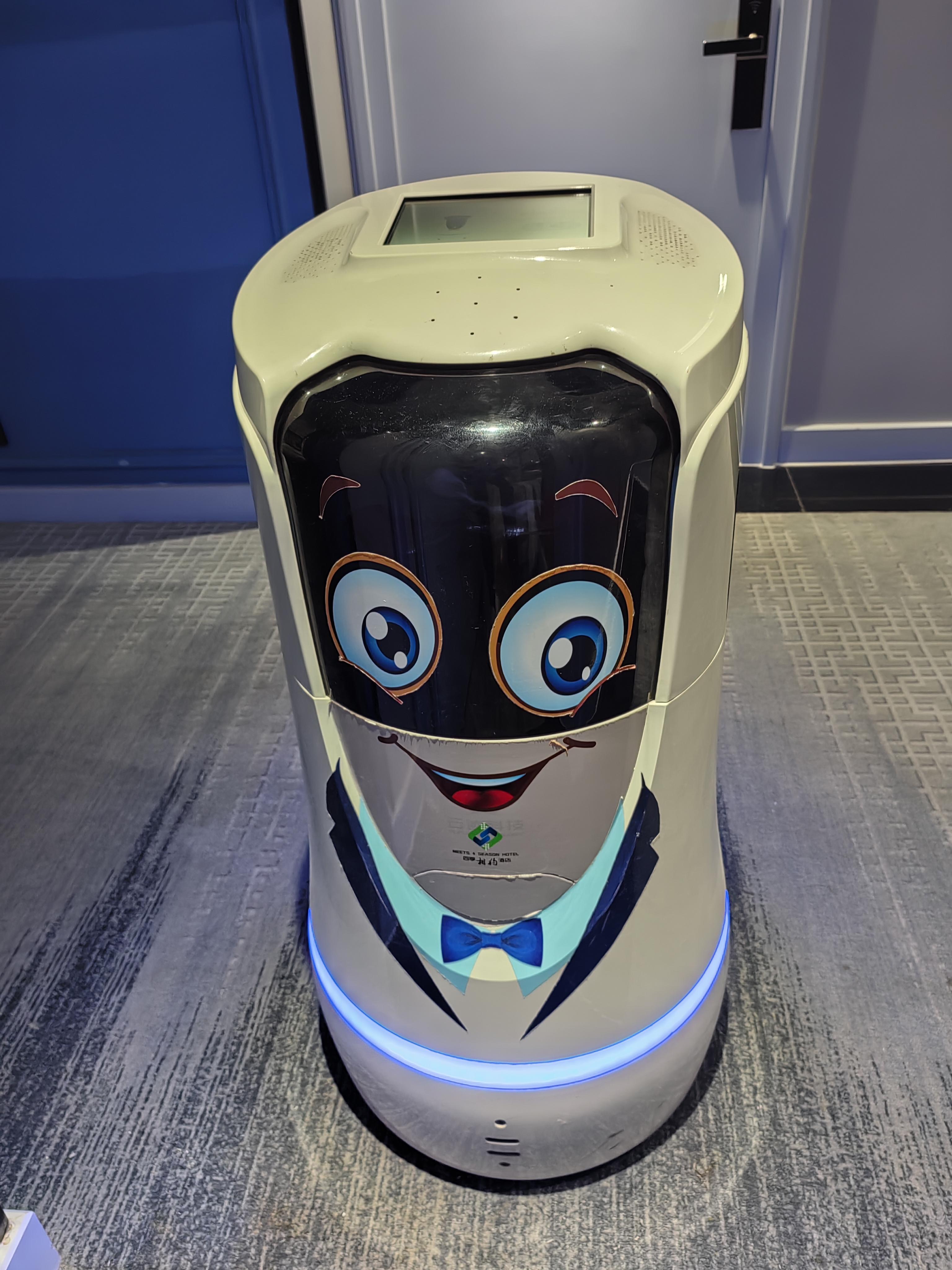 含羞草 的想法: 酒店里的送餐机器人