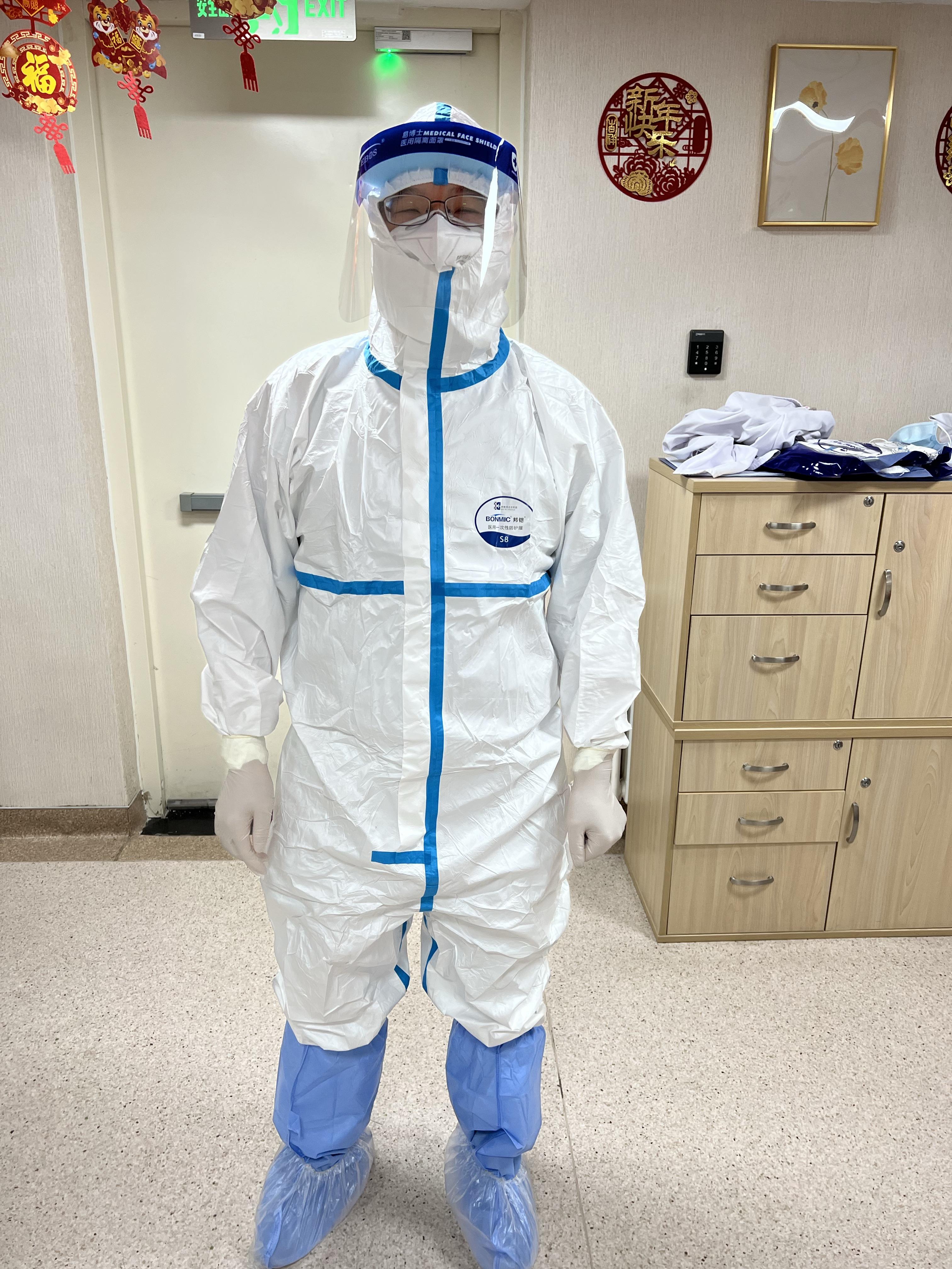 性手术衣层层武装做了三个多小时里面衣服全湿了n95口罩勒的真难受