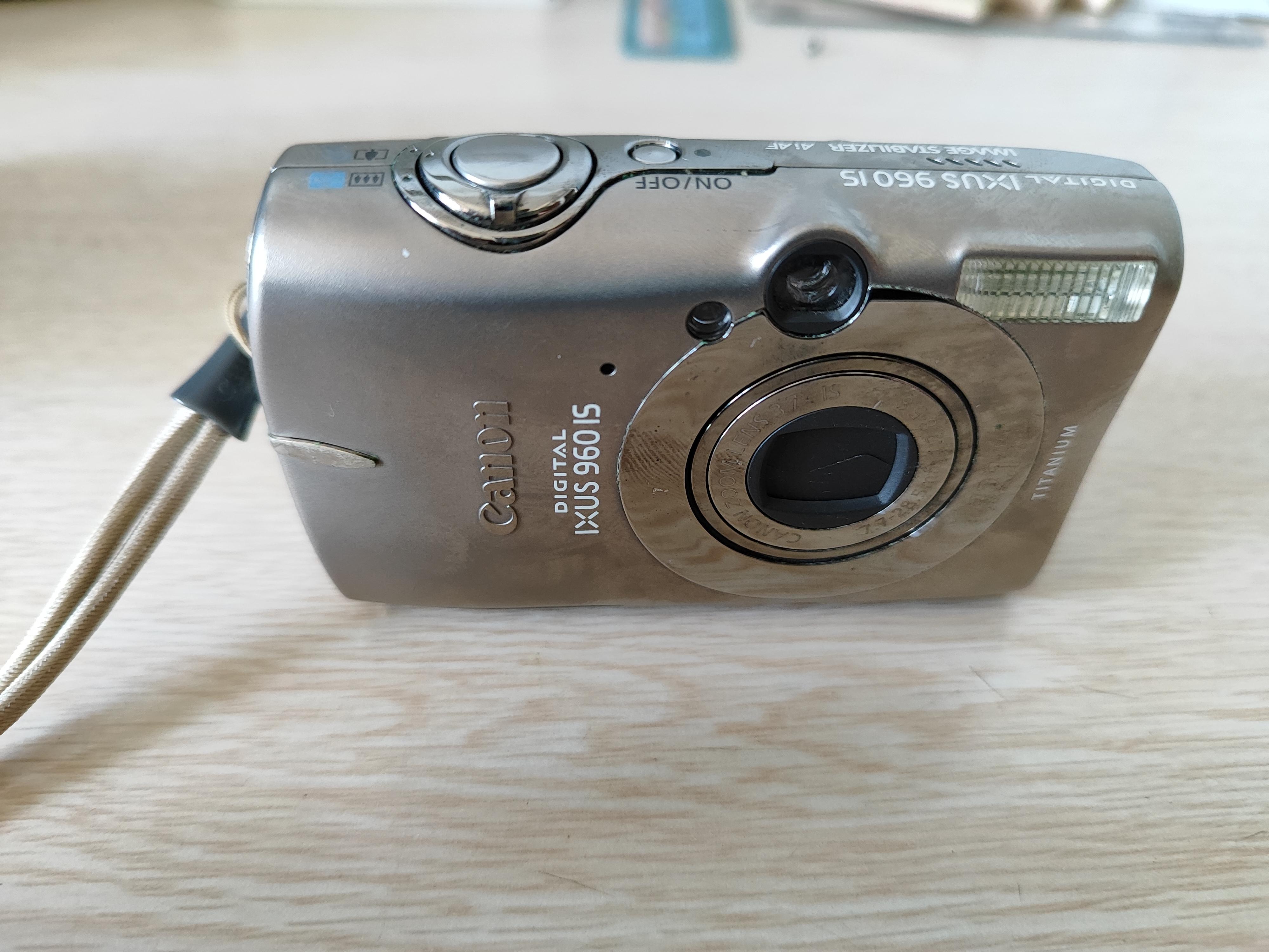 旧相机今天整理杂物的时候发现了这个尘封已久的数码相机还记得是欧洲