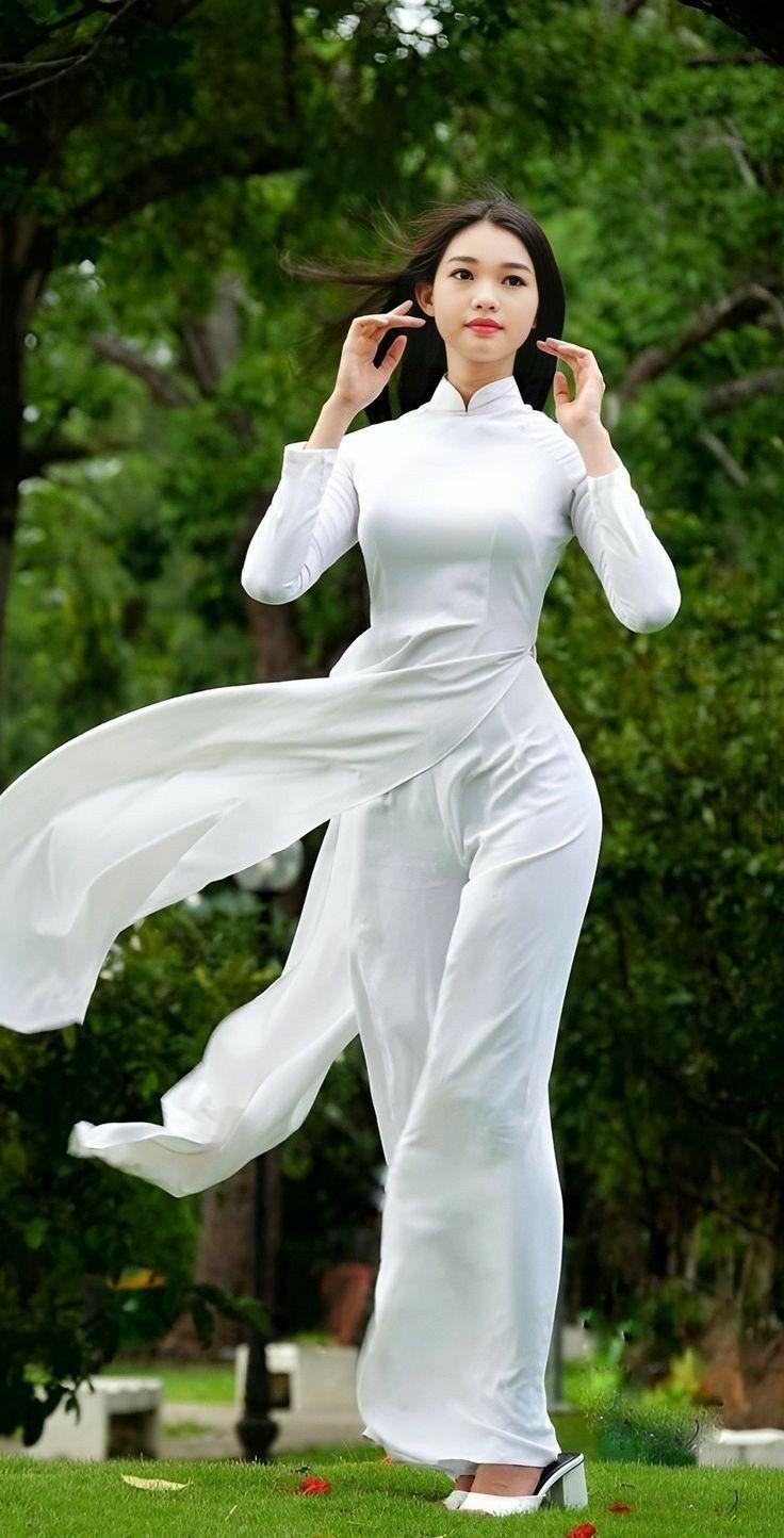 穿越南传统服装奥黛的越南美女们,一个个身材都很棒,以前只知道