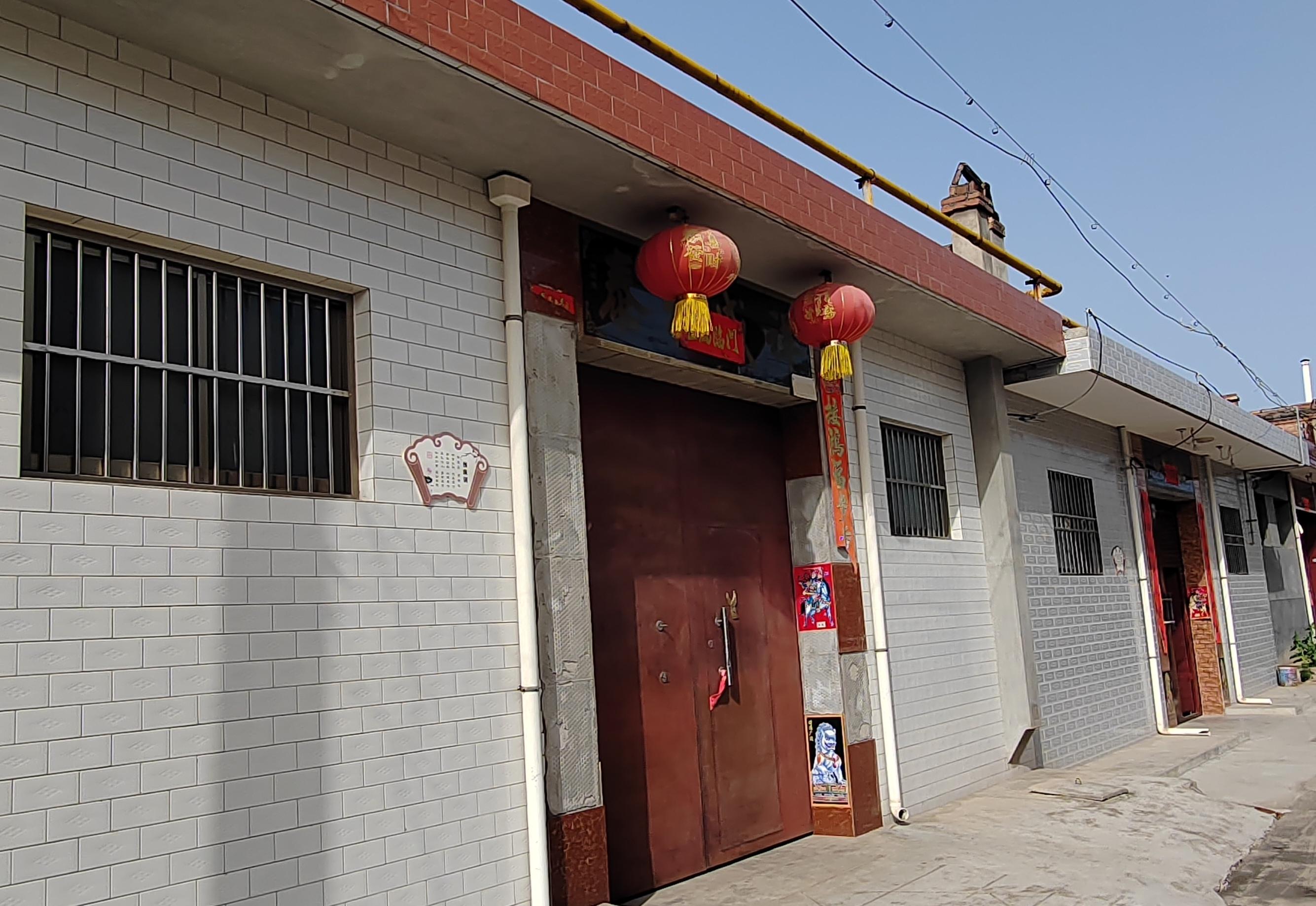 门楼由小到大,由大变小.蓬起来的彩钢瓦过几年也