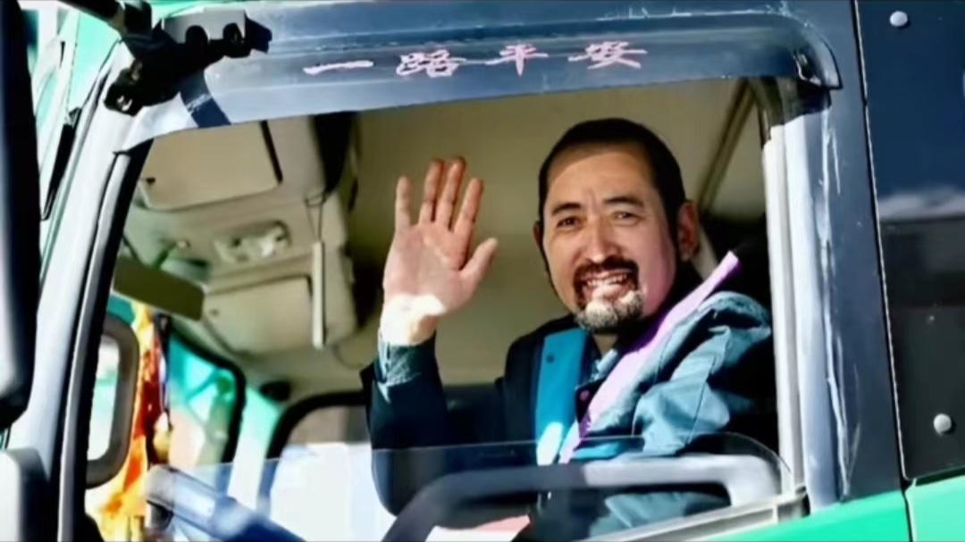 保护一车书他叫其美多吉是中国邮政四川省甘孜分公司的长途邮车驾驶员