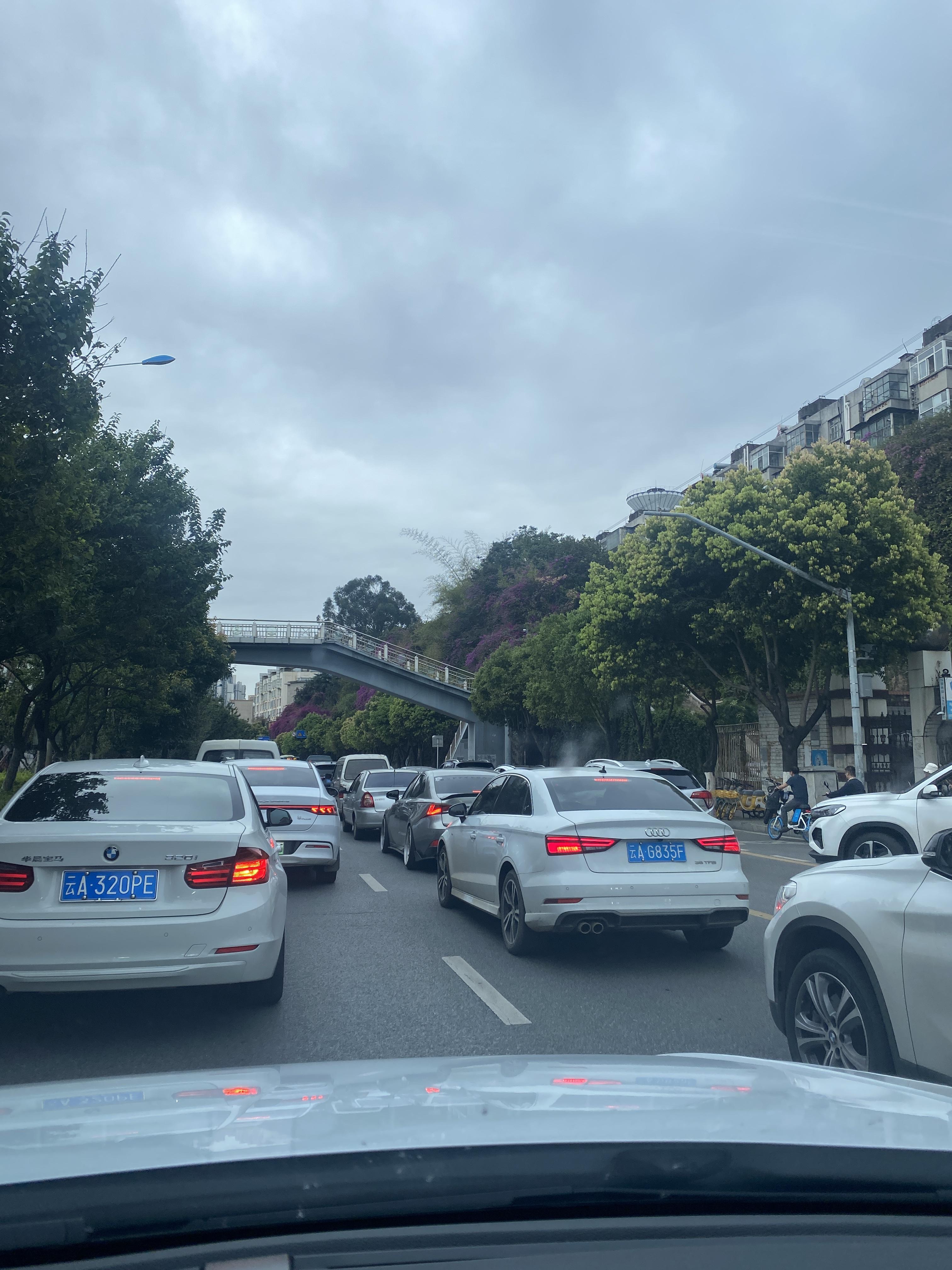 曾几何时,春城昆明也成了著名的堵城,早晚高峰时段到处都是堵车堵车