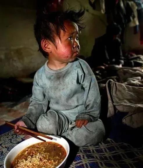 咱们中国这三十年的发展非常迅猛,九零年以后出生的人对于贫穷的