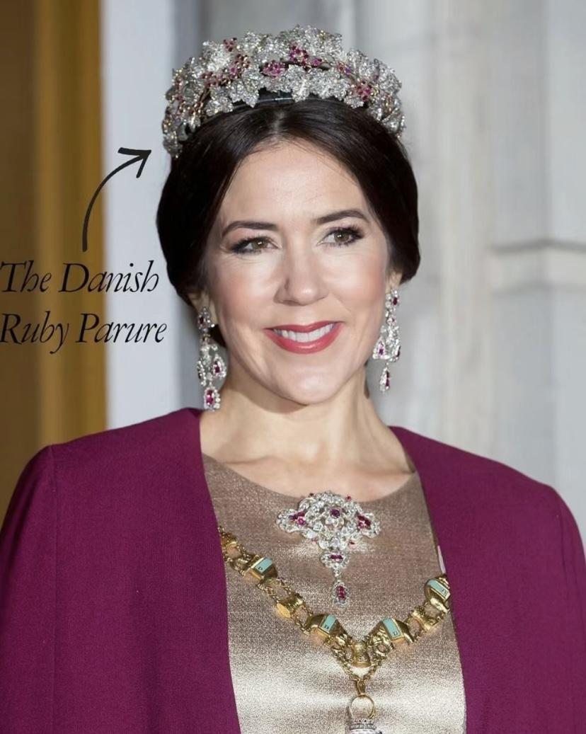 丹麦女王真是光彩照人,明媚动人的感觉.