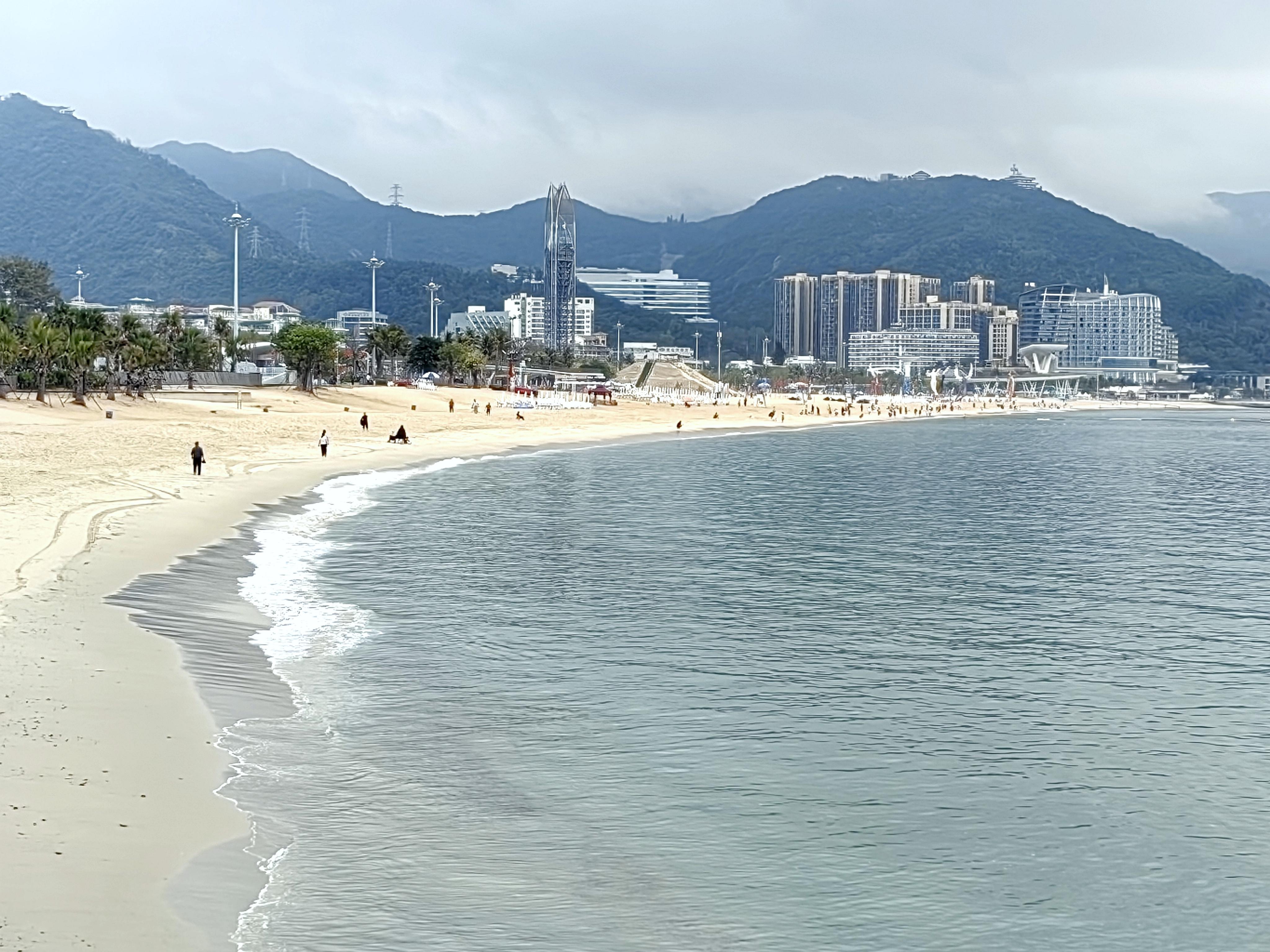深圳大梅沙巡礼七大梅沙位于深圳市盐田区是离市区最近的海滩之一沙滩
