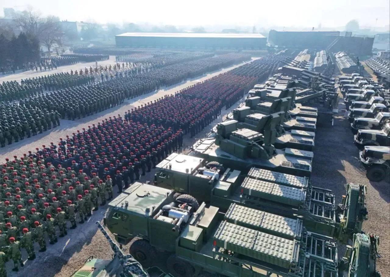近日,在中亚国家塔吉克斯坦共和国武装力量成立32周年阅兵式上,首次