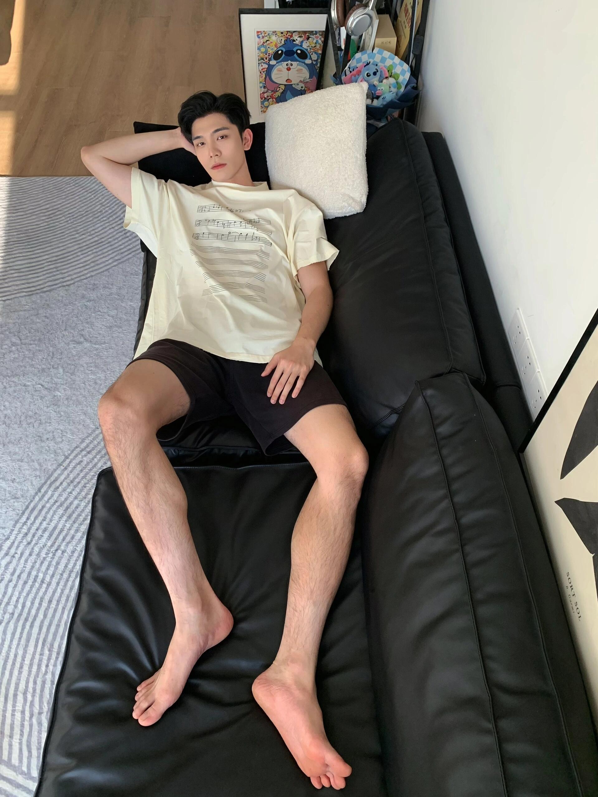 白袜体育生的腿好长啊