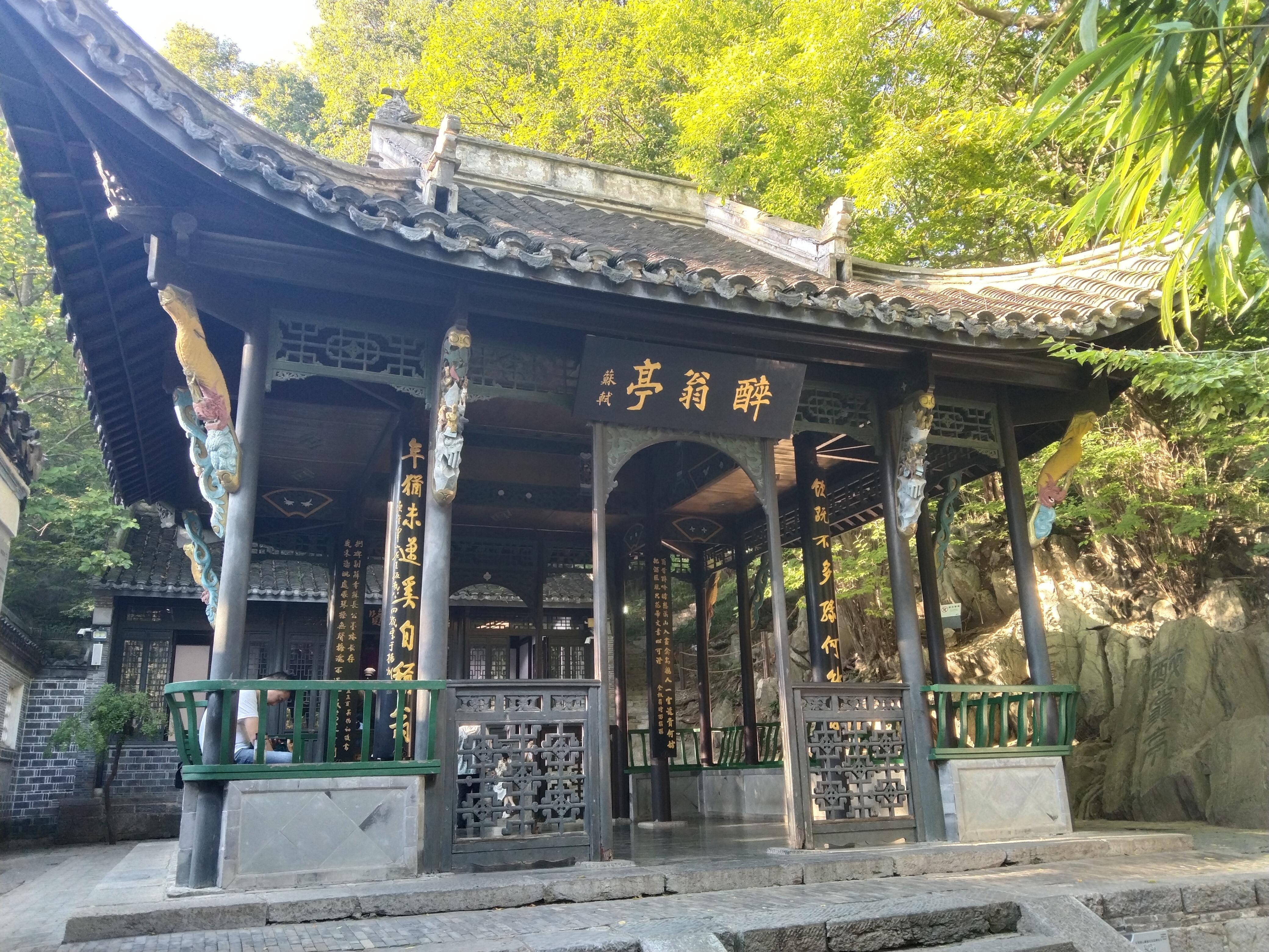 滁州琅琊山滁州琅琊山风景区中的丰乐亭侧有古银杏粗可数围原亭为16