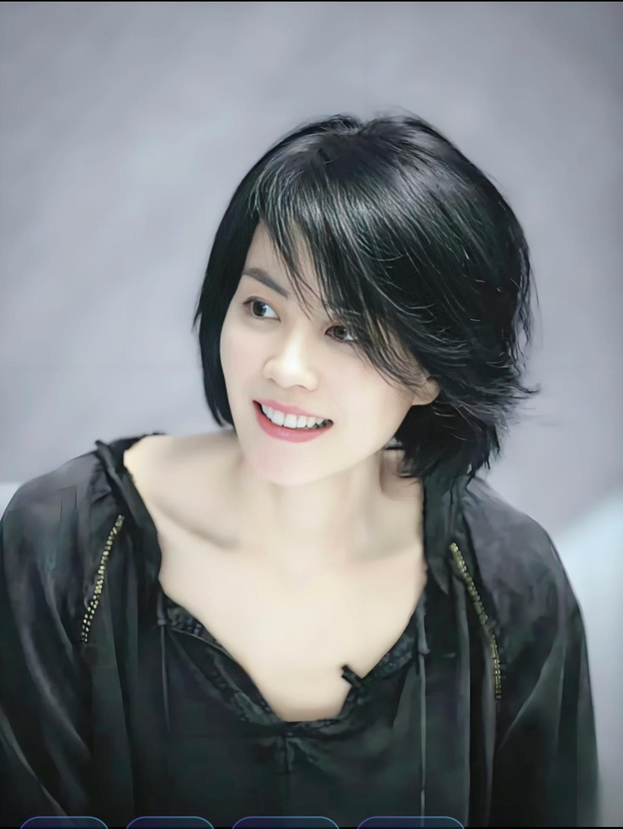 随遇而安 的想法: 王菲温柔笑容曝光,母爱满满,甜度爆表