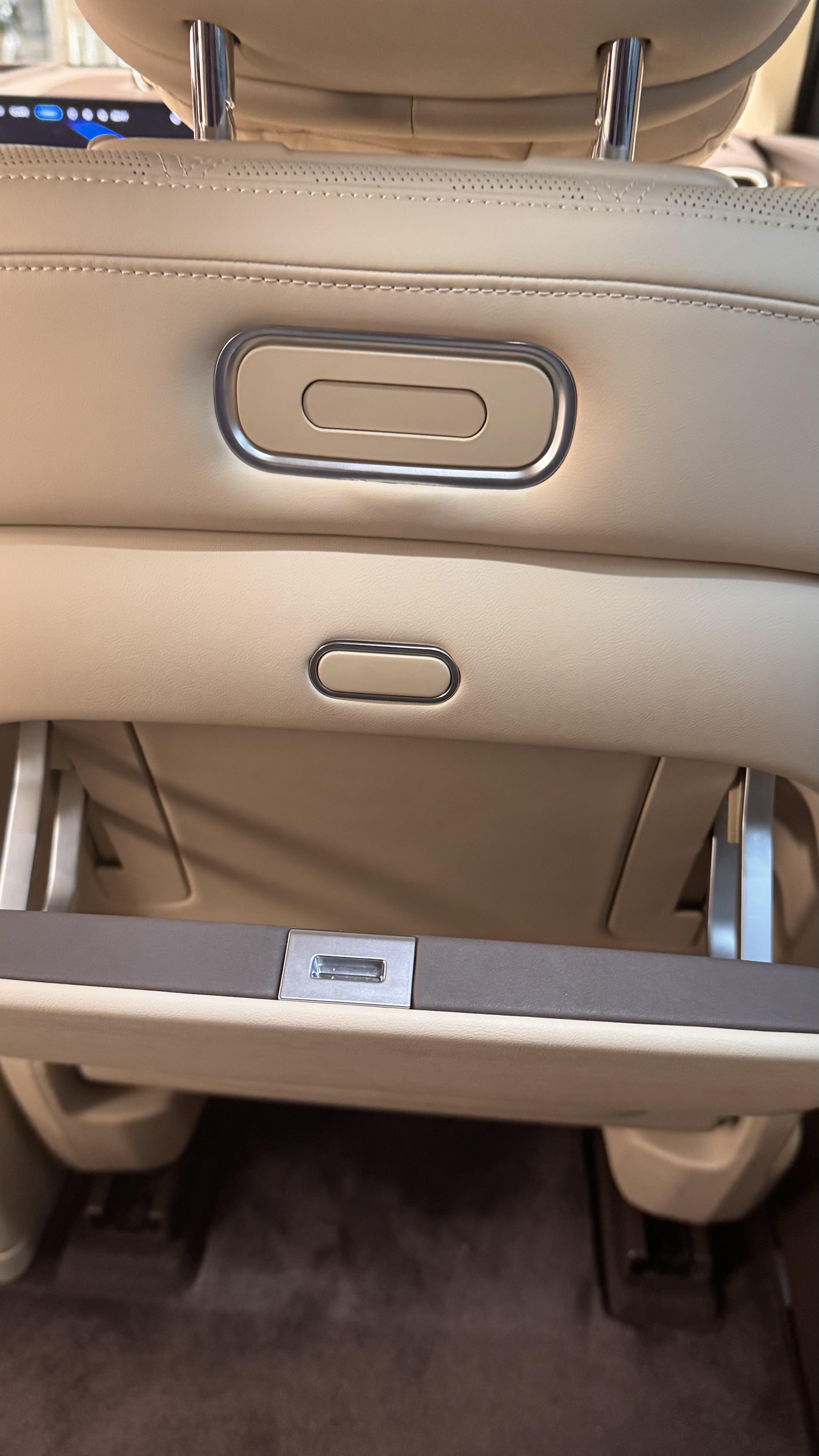 记得我说过"汽车座椅后的小桌板其实是有安全隐患而不该设计的,但友商