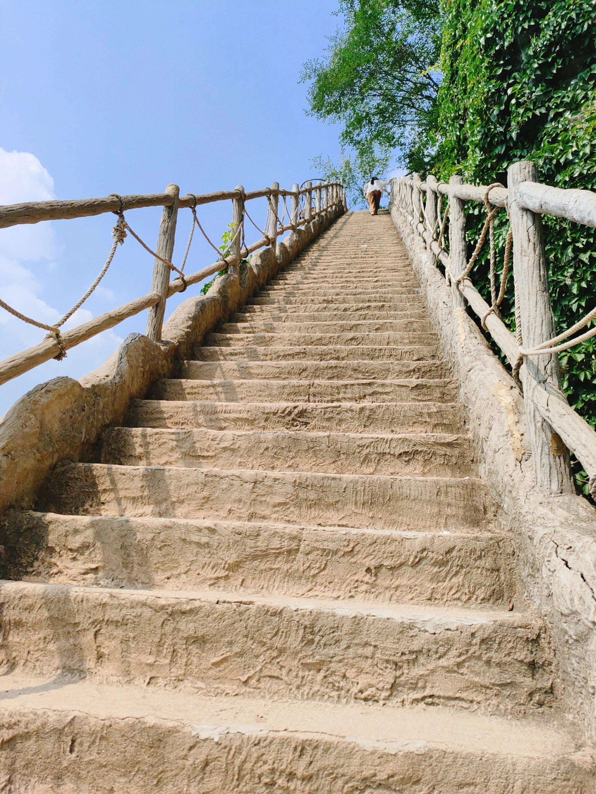 沂水沂蒙山宾馆后街图片