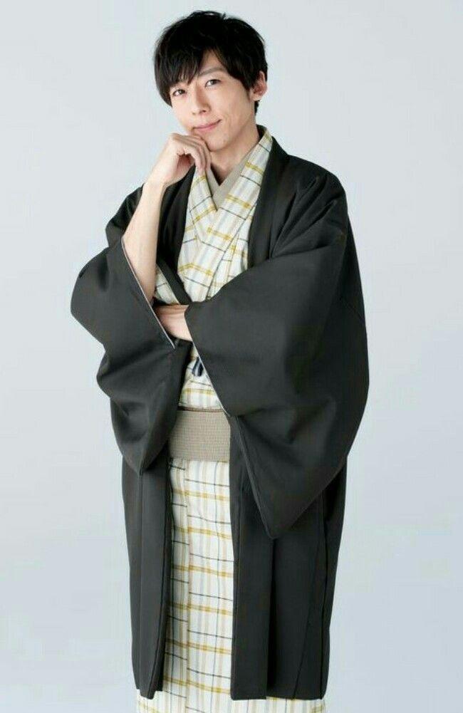 很多樱花妹对和服男毫无抵抗力穿这个需要穿木屐,不好走路彰显身份与