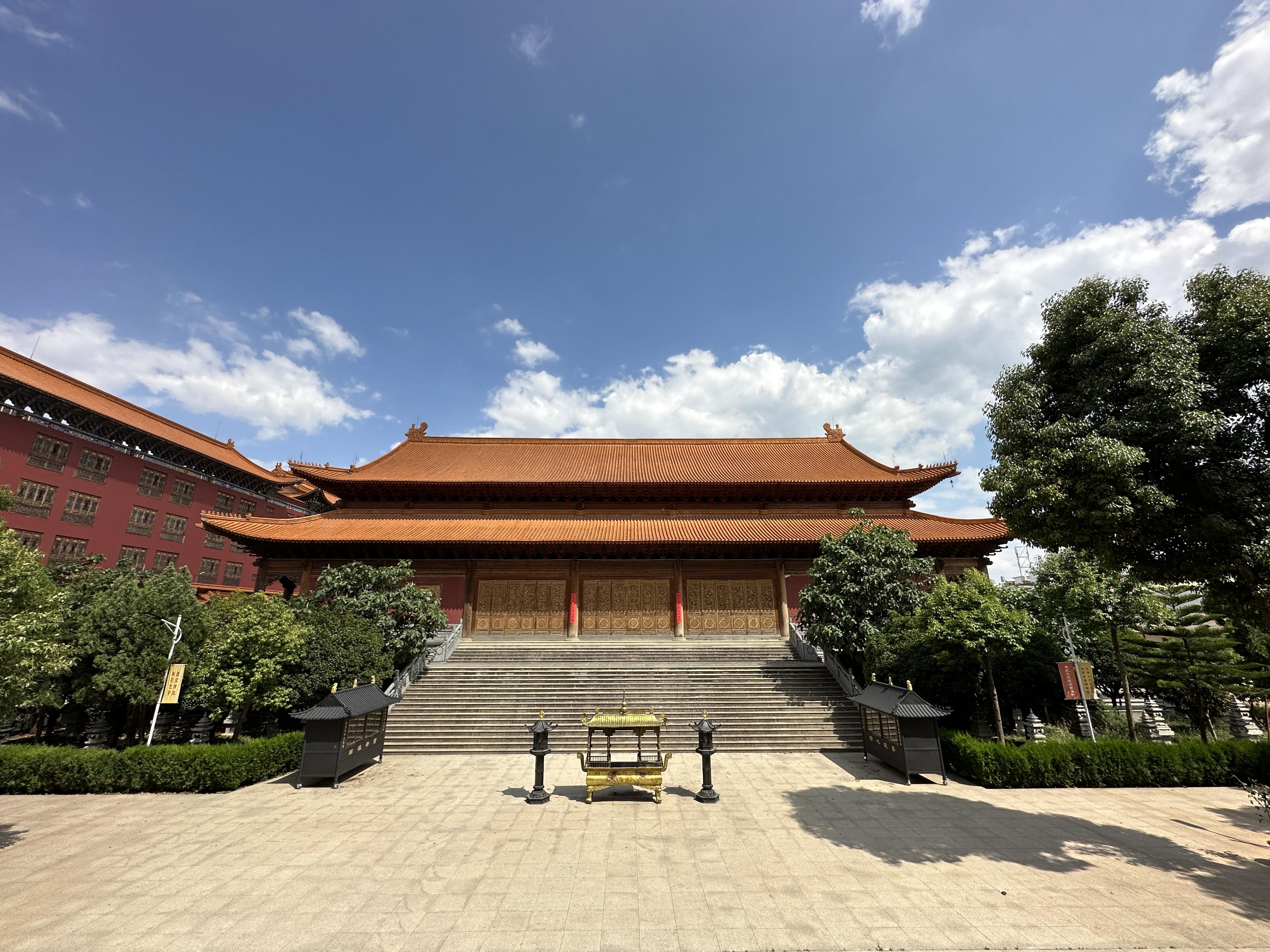 的想法: 昆明寺庙,恢弘大气的信仰之地 | 98地点:昆明宝华寺 br>