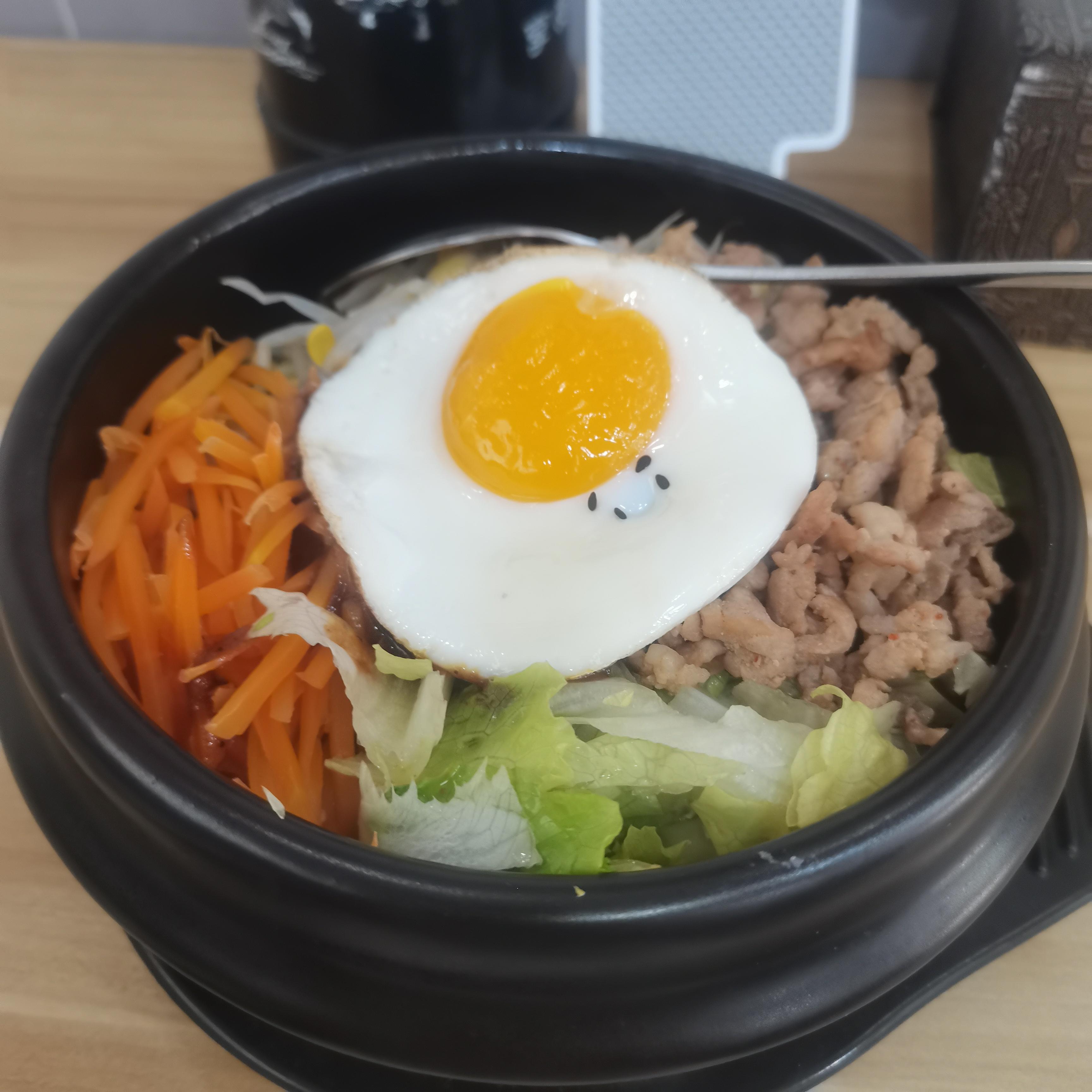 今天吃什么韩式五花肉拌饭比较正宗烤五花肉很香豆芽很脆鸡蛋是流心的
